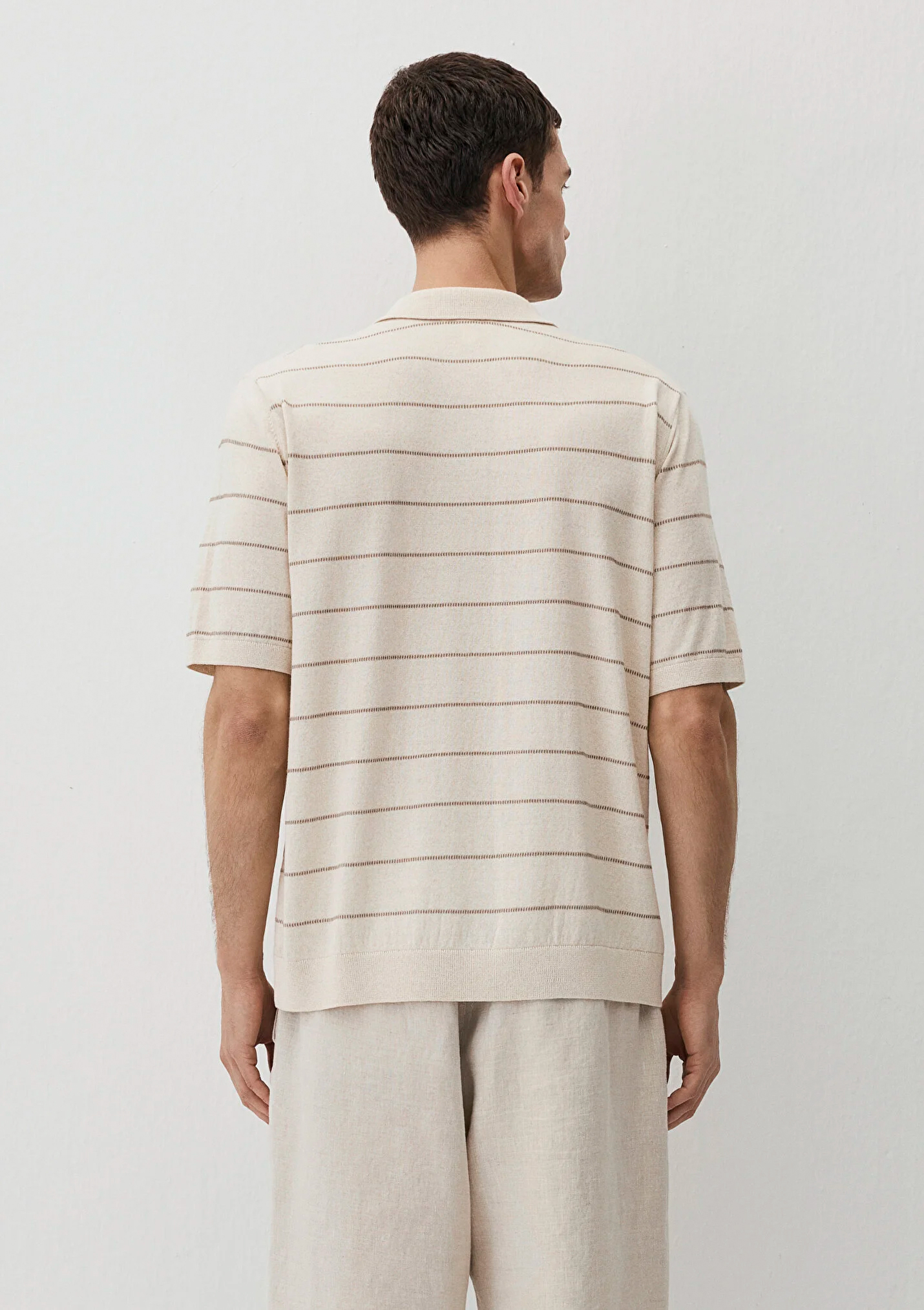 Poloshirt mit Streifen und offenem Kragen Poloshirt mit Streifen und offenem Kragen