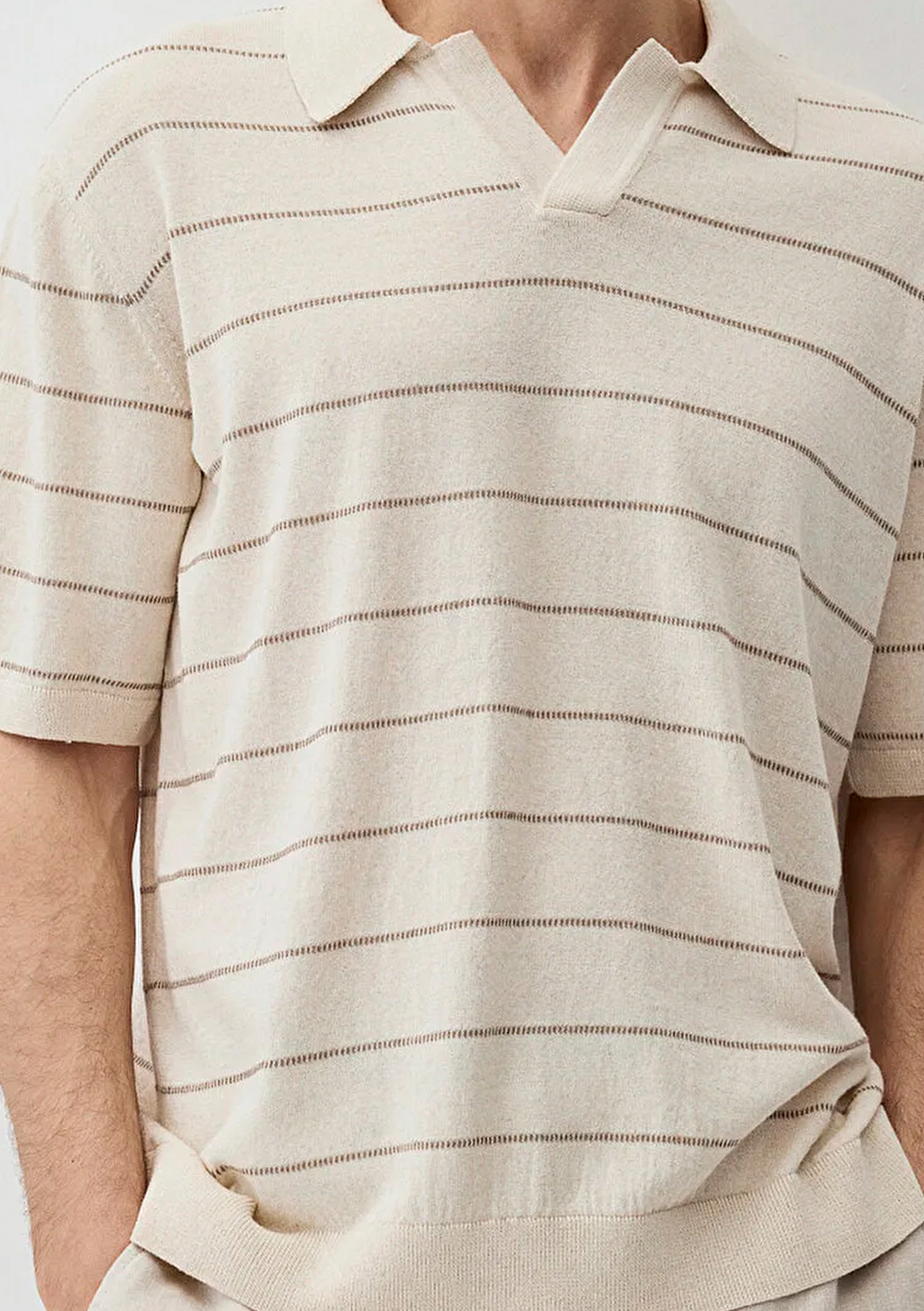 Poloshirt mit Streifen und offenem Kragen Poloshirt mit Streifen und offenem Kragen