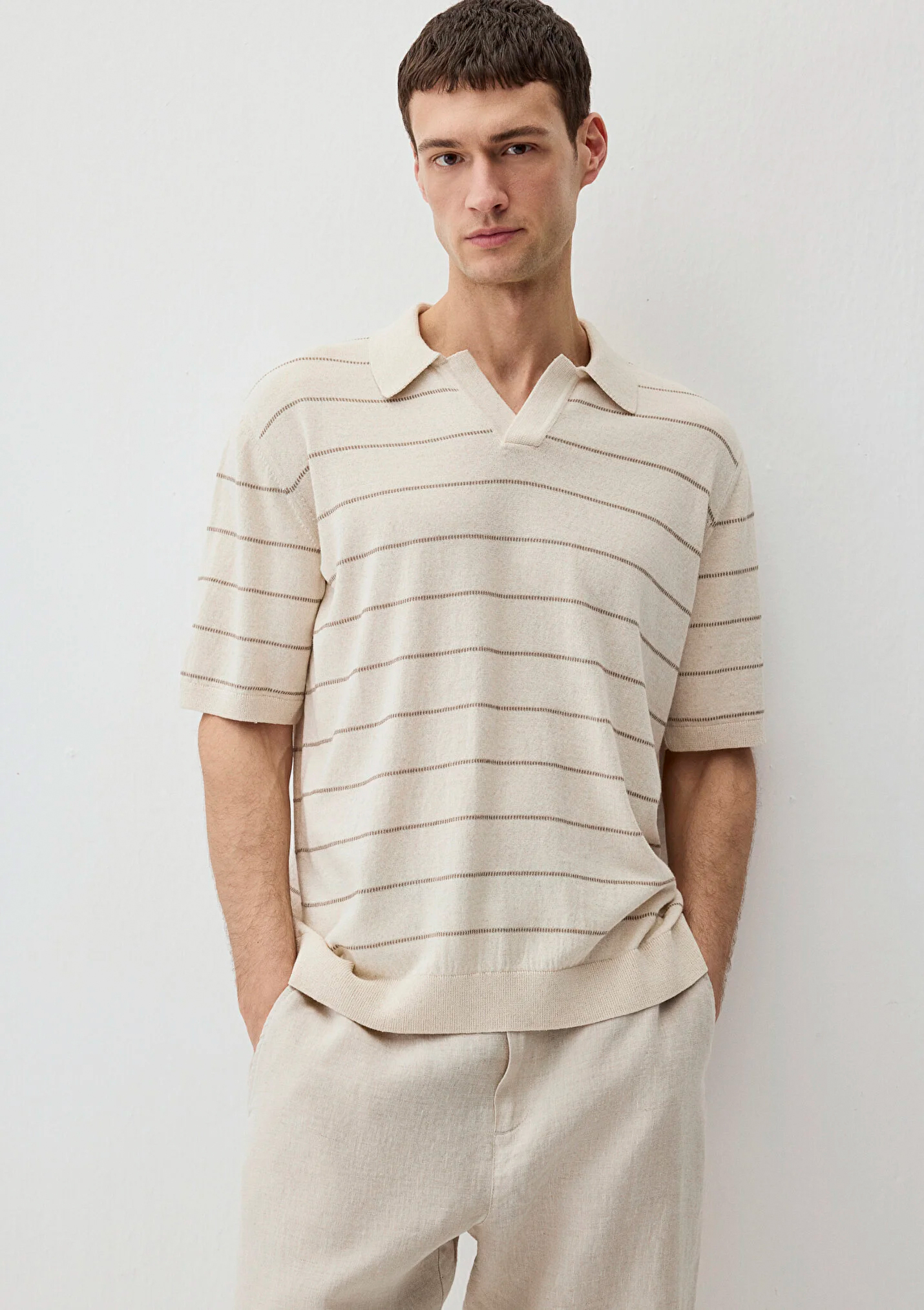 Poloshirt mit Streifen und offenem Kragen Poloshirt mit Streifen und offenem Kragen