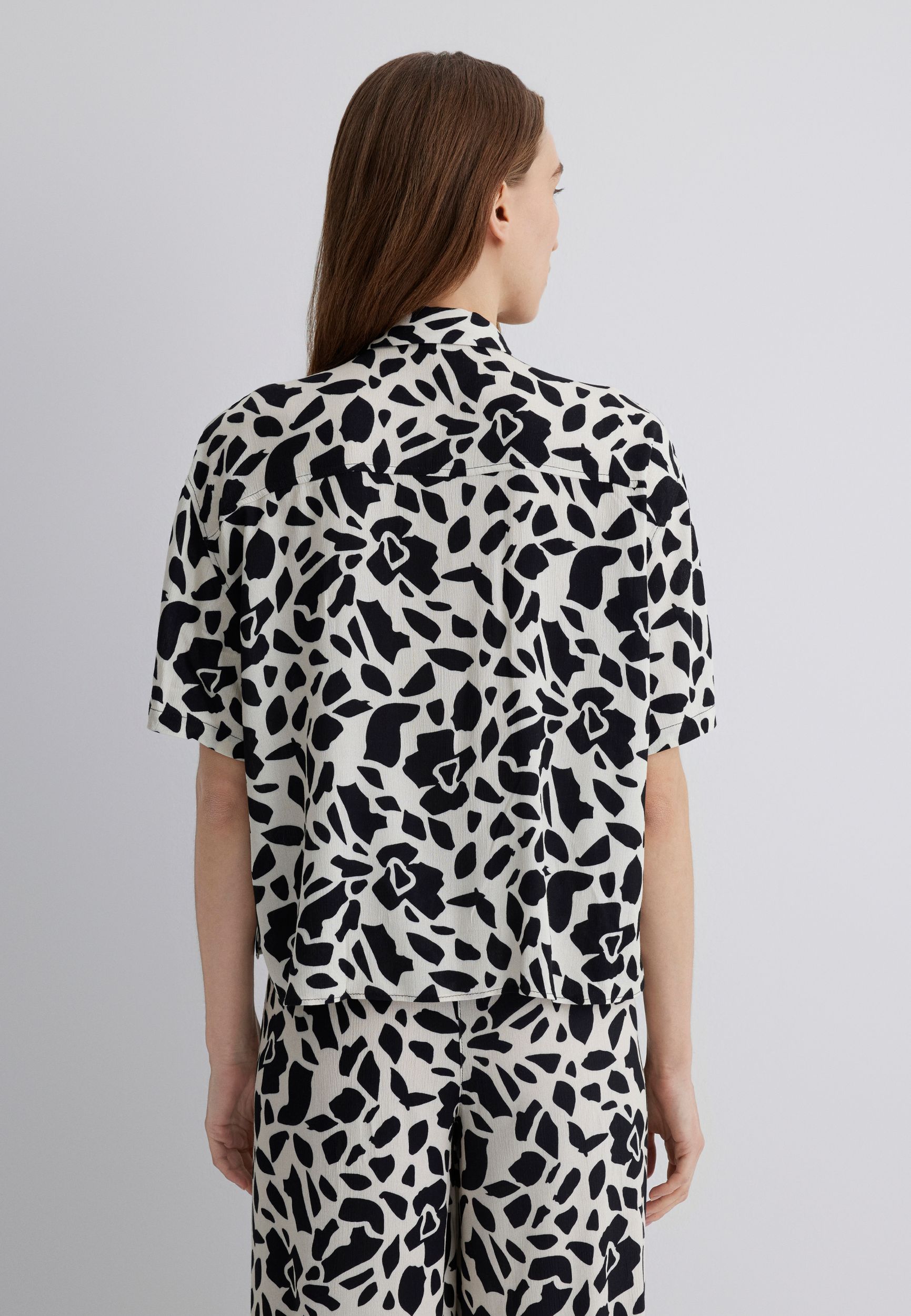 Mavi_25Summer1_geo-animal-print_1211119-89865_2.jpg Kurzarm Hemdbluse mit Allover Animal-Print und Knopfleiste