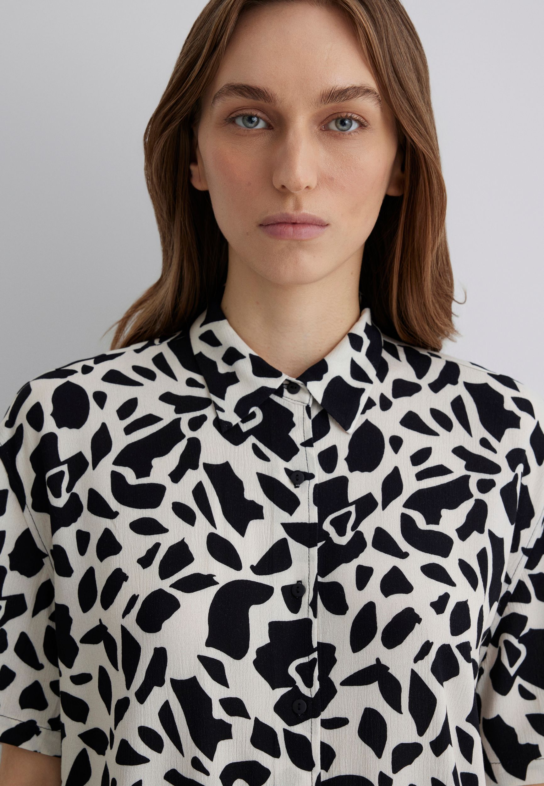 Mavi_25Summer1_geo-animal-print_1211119-89865_3.jpg Kurzarm Hemdbluse mit Allover Animal-Print und Knopfleiste