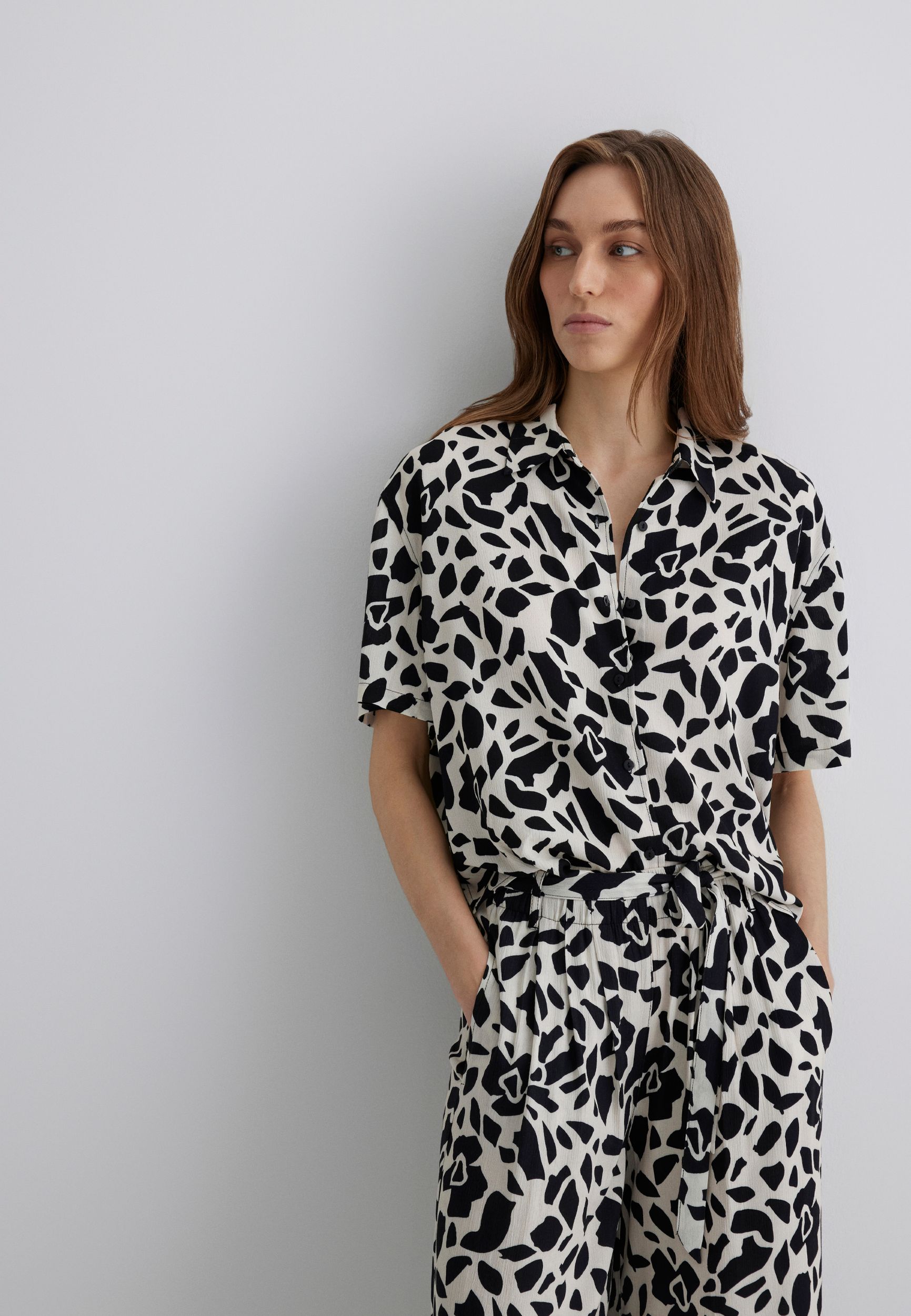 Mavi_25Summer1_geo-animal-print_1211119-89865.jpg Kurzarm Hemdbluse mit Allover Animal-Print und Knopfleiste