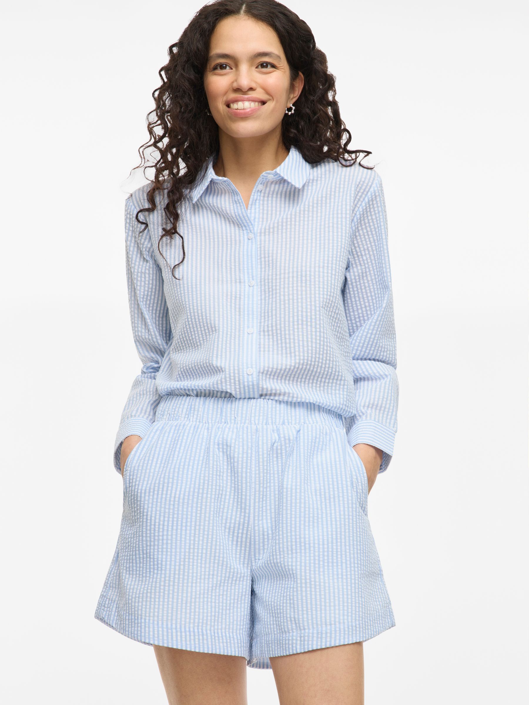 VILA_SpringSummer2025_4756448_14107217_4.jpg Gesmokte Bermuda Shorts Gestreift mit elastischem Bund