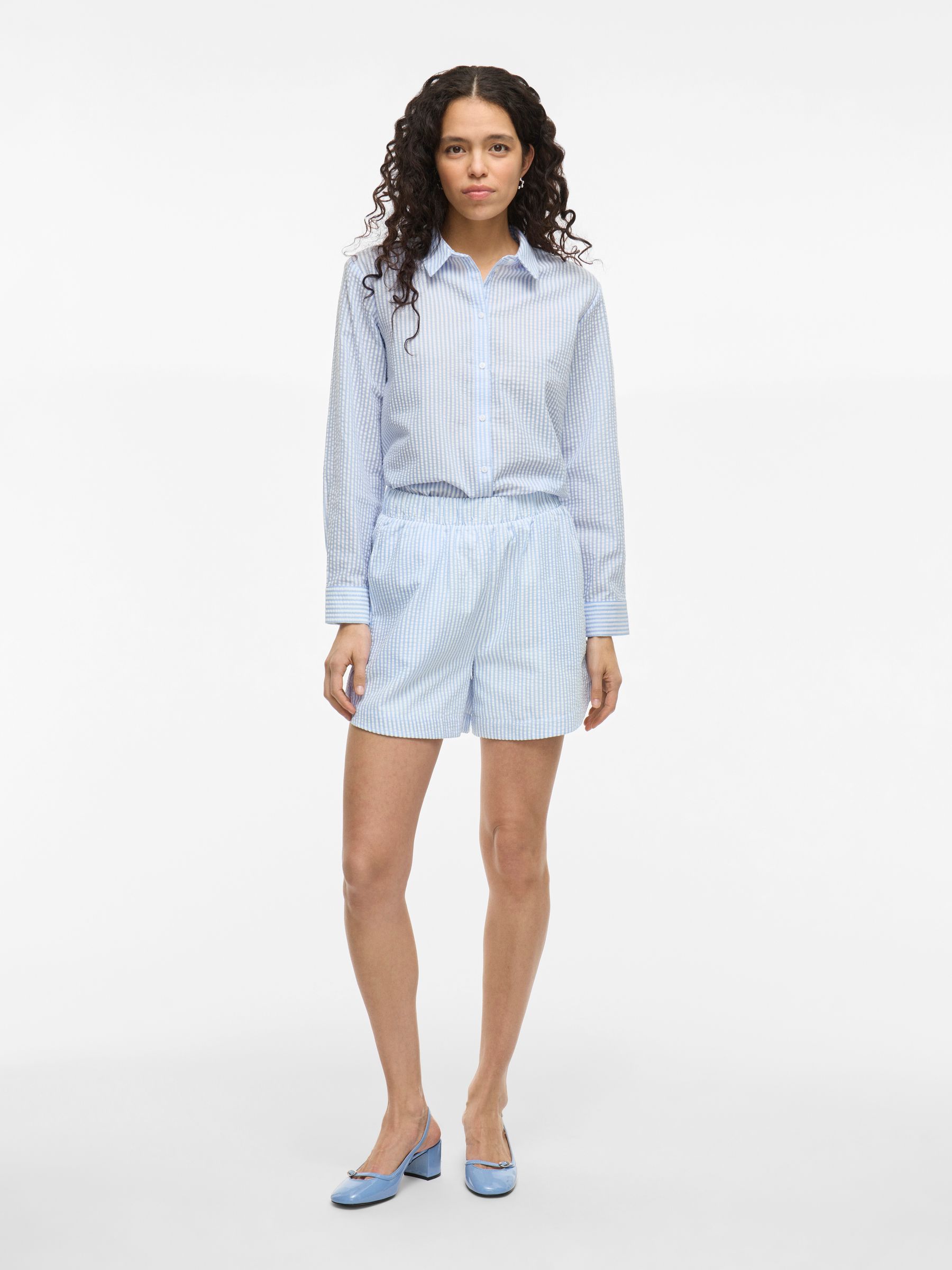 VILA_SpringSummer2025_4756448_14107217_7.jpg Gesmokte Bermuda Shorts Gestreift mit elastischem Bund