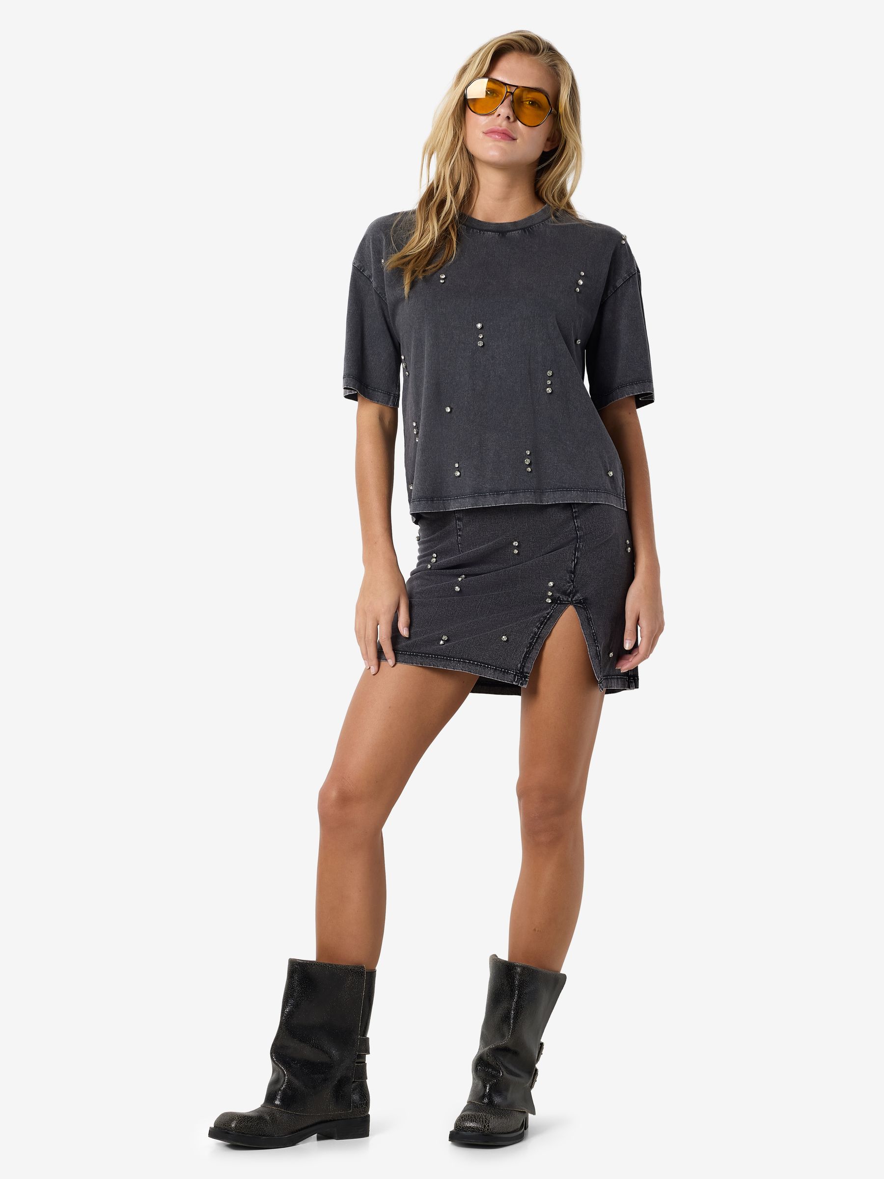 NOISY-MAY_SpringSummer2025_4730517_27033798_3.jpg Vintage Denim T-Shirt mit Glitzer Steinen & Nieten