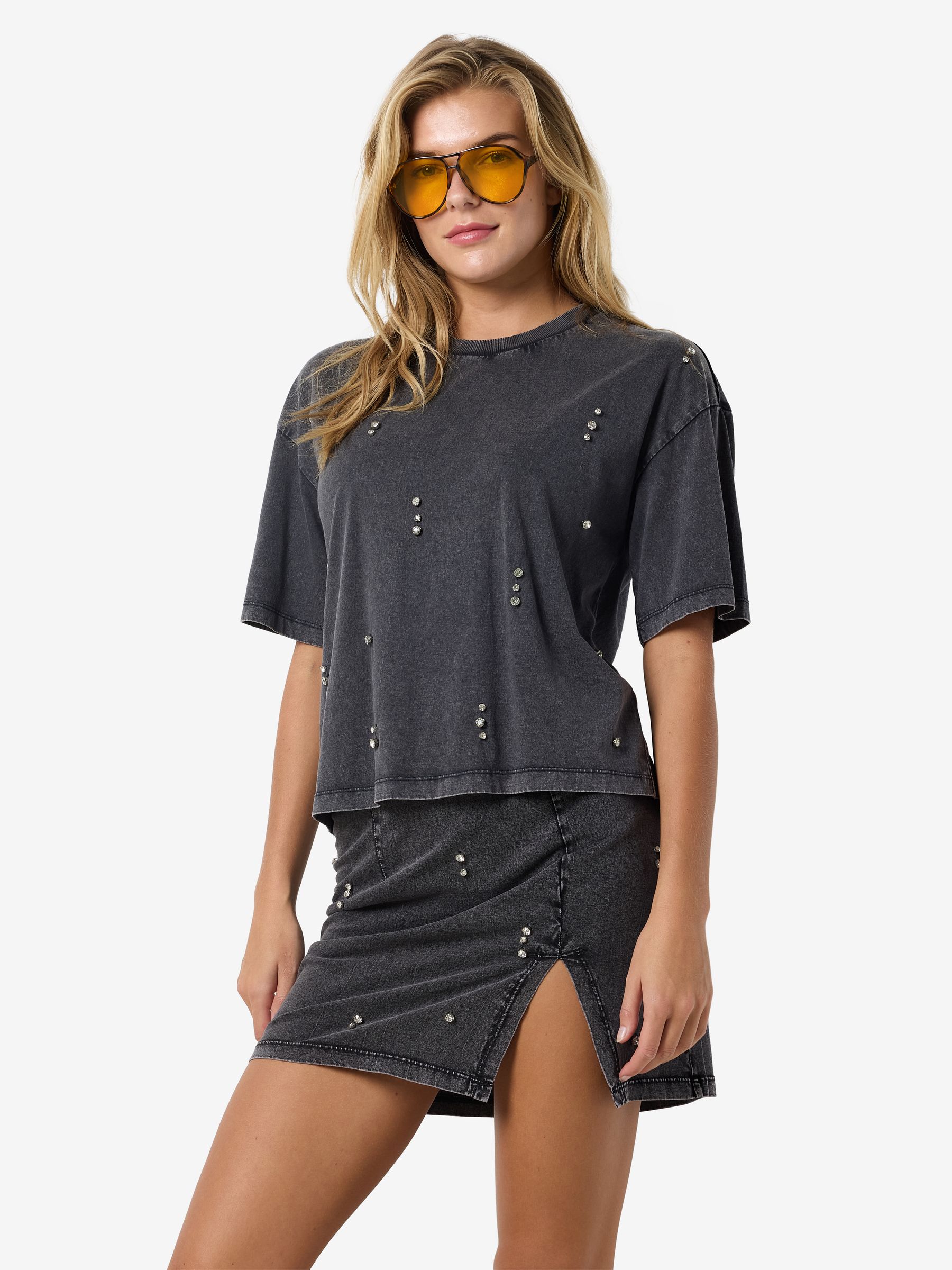 NOISY-MAY_SpringSummer2025_4730517_27033798_6.jpg Vintage Denim T-Shirt mit Glitzer Steinen & Nieten