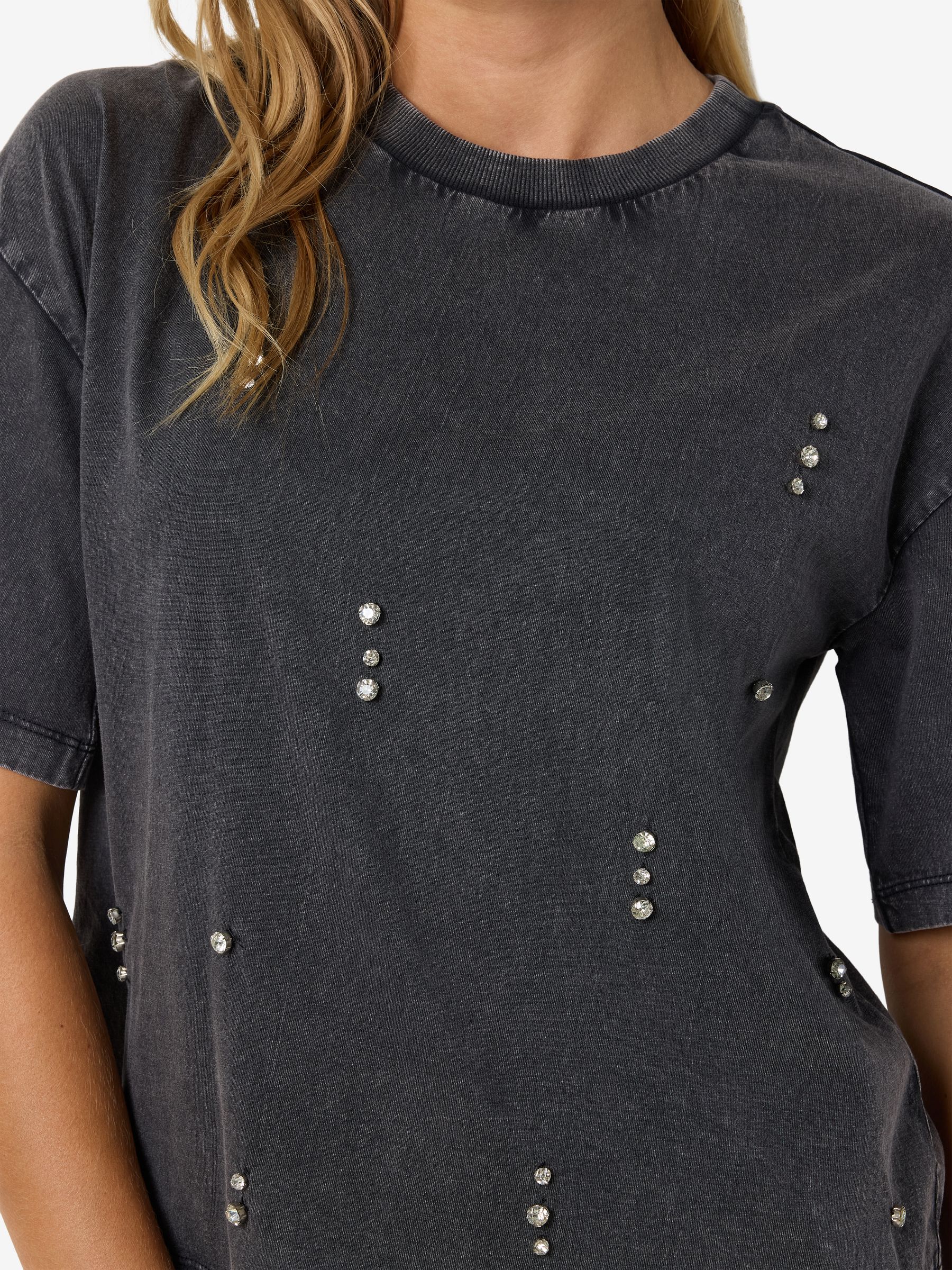 NOISY-MAY_SpringSummer2025_4730517_27033798_7.jpg Vintage Denim T-Shirt mit Glitzer Steinen & Nieten