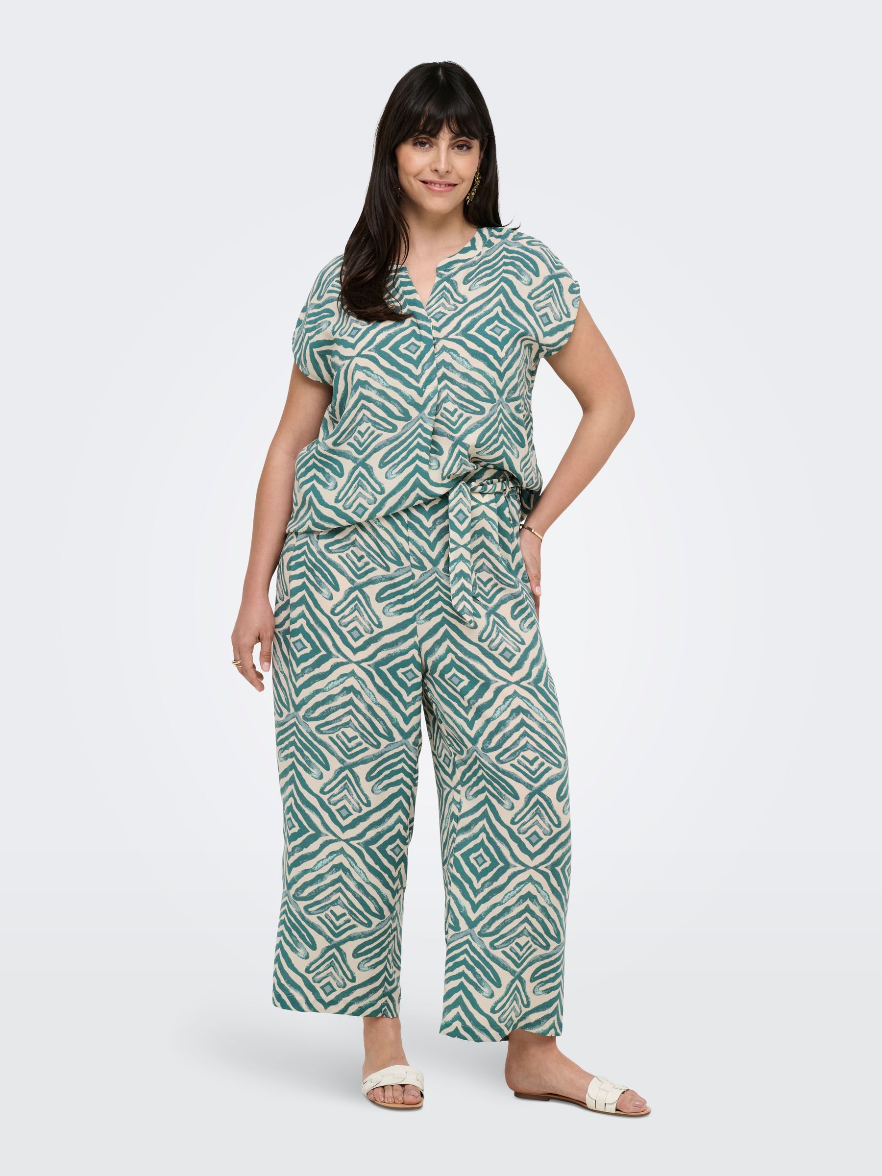 ONLY-CARMAKO_SpringSummer2025_4767580_15349334_3.jpg Gemusterte Culotte Freizeithose mit Bindeband