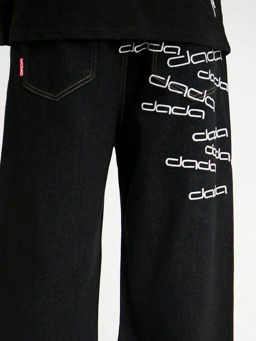DADA Supreme DADA Supreme Baggy Denim Jeans mit Dada Logo Stickerei – Schwarz, Bild 4