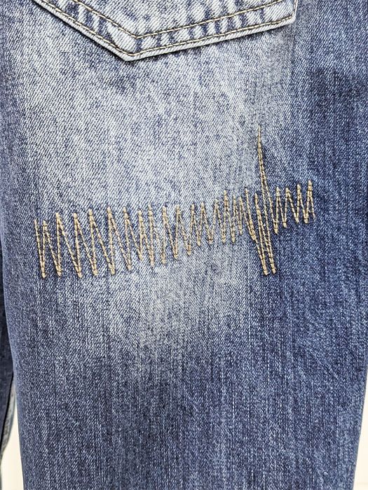 DADA Supreme DADA Supreme Weite Baggy Jeans mit Gothic-Stickerei und Logo – Blau, Bild 7