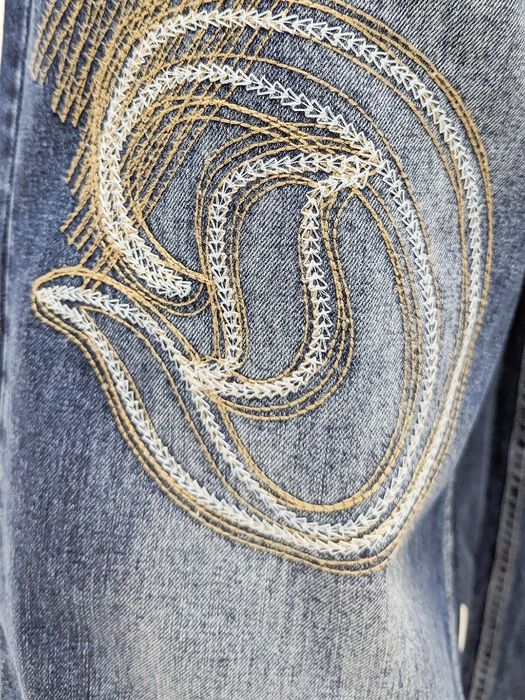DADA Supreme DADA Supreme Weite Baggy Jeans mit Gothic-Stickerei und Logo – Blau, Bild 6