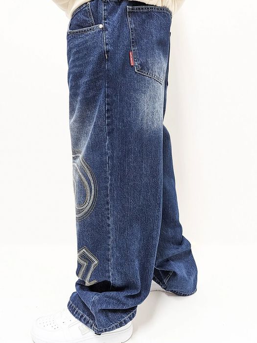 DADA Supreme DADA Supreme Weite Baggy Jeans mit Gothic-Stickerei und Logo – Blau, Bild 4