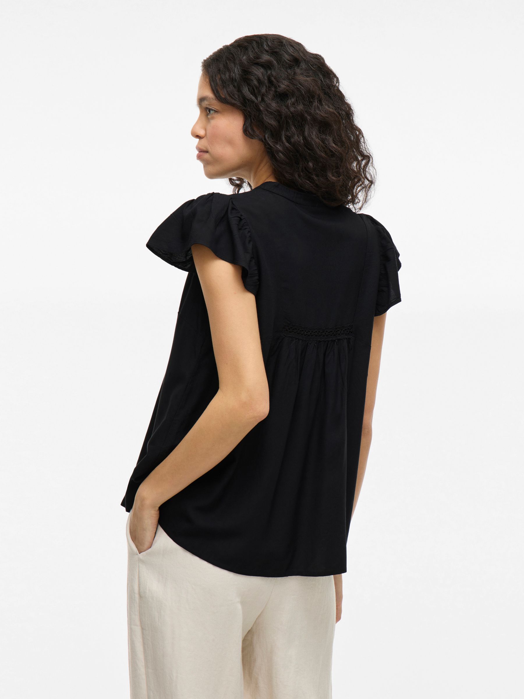 VILA_SpringSummer2025_4829851_14106953_4.jpg Kurzarm Bluse mit Rüschen und Spitzendetails