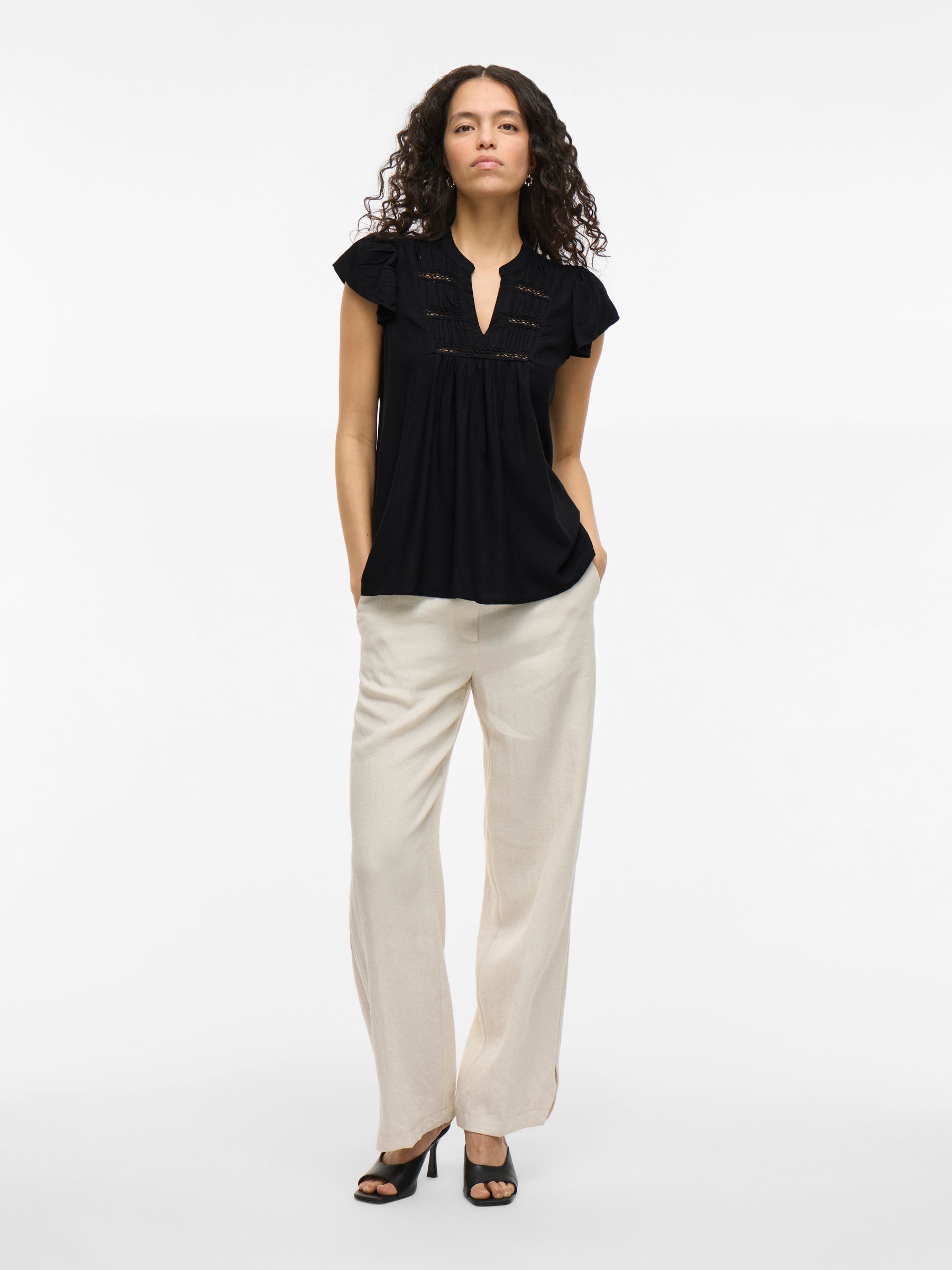 VILA_SpringSummer2025_4829851_14106953_5.jpg Kurzarm Bluse mit Rüschen und Spitzendetails