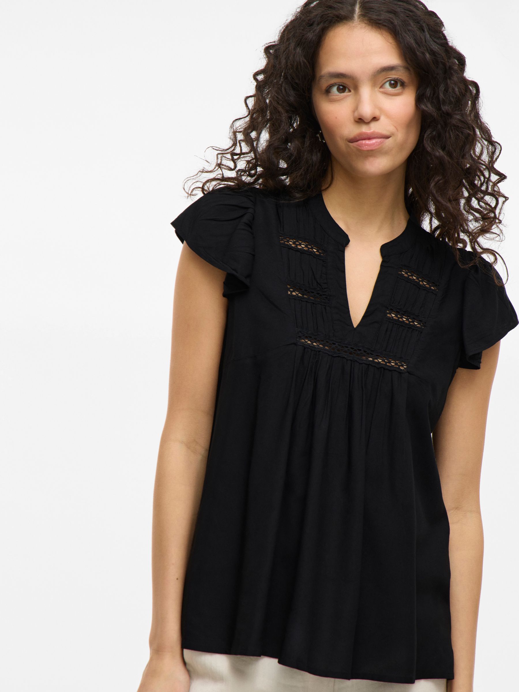 VILA_SpringSummer2025_4829851_14106953_7.jpg Kurzarm Bluse mit Rüschen und Spitzendetails
