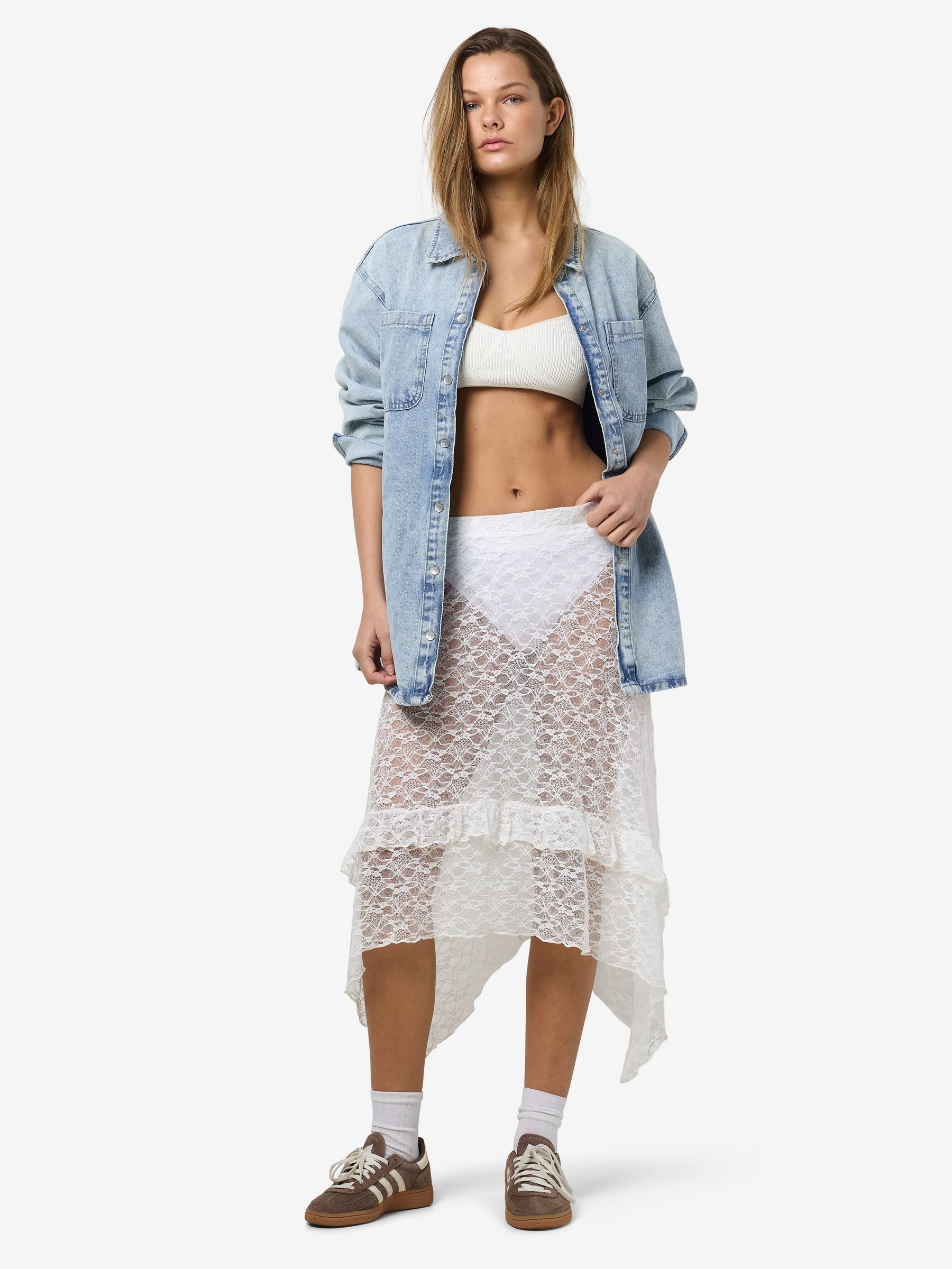 NOISY-MAY_Springsummer_4755476_27034195_3.jpg Langer Spitzenrock mit asymmetrischem Saum