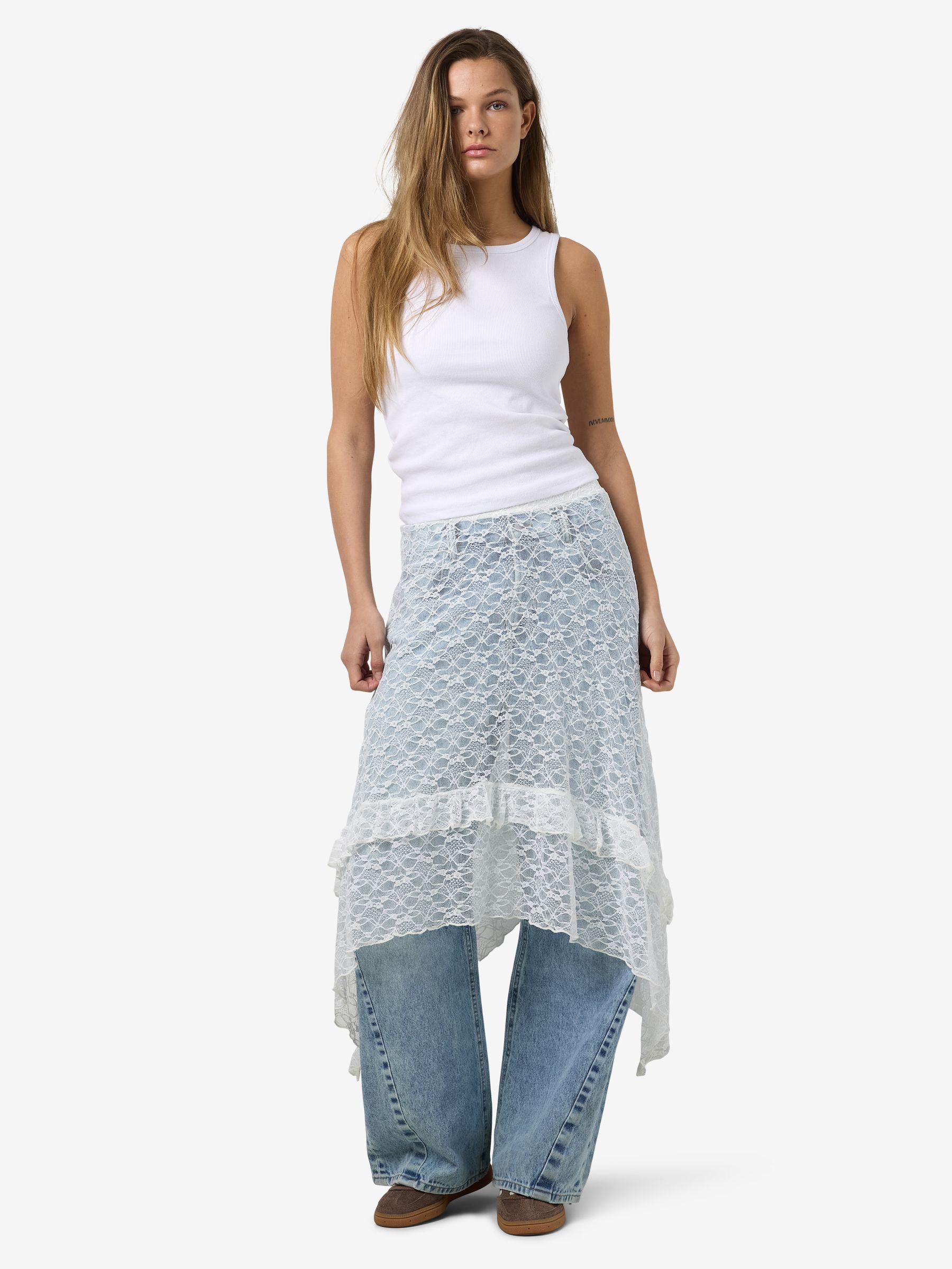 NOISY-MAY_Springsummer_4755476_27034195_5.jpg Langer Spitzenrock mit asymmetrischem Saum