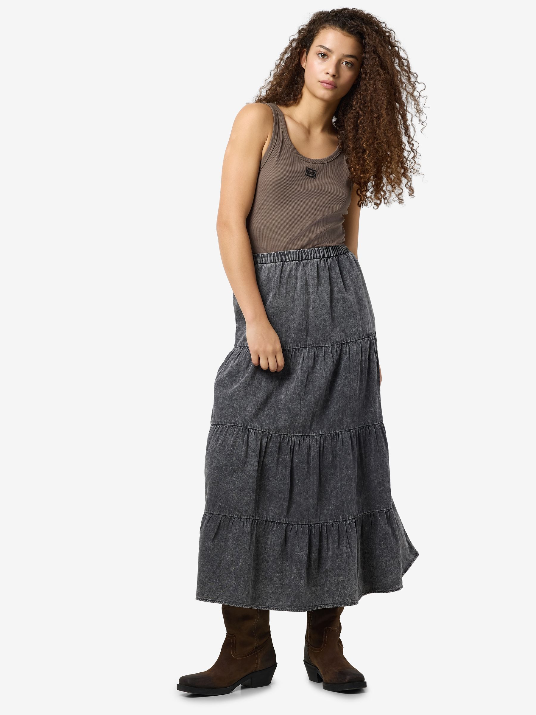 NOISY-MAY_SpringSummer2025_4777573_27034665_4.jpg Langer Rock mit Rüschen und Vintage Design