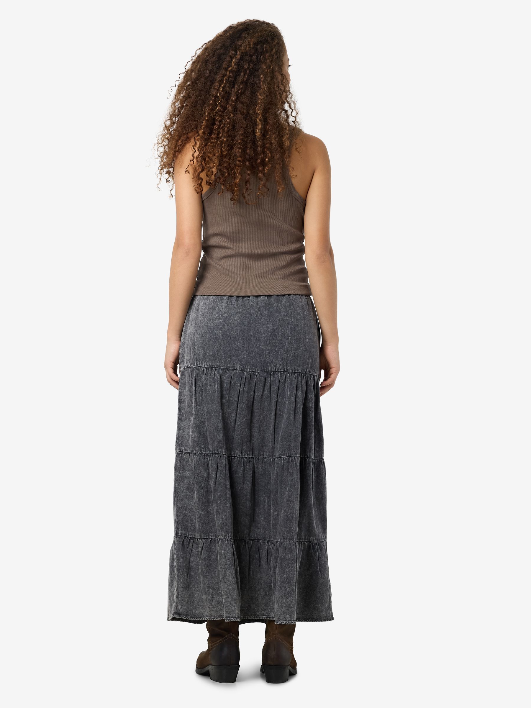 NOISY-MAY_SpringSummer2025_4777573_27034665_5.jpg Langer Rock mit Rüschen und Vintage Design