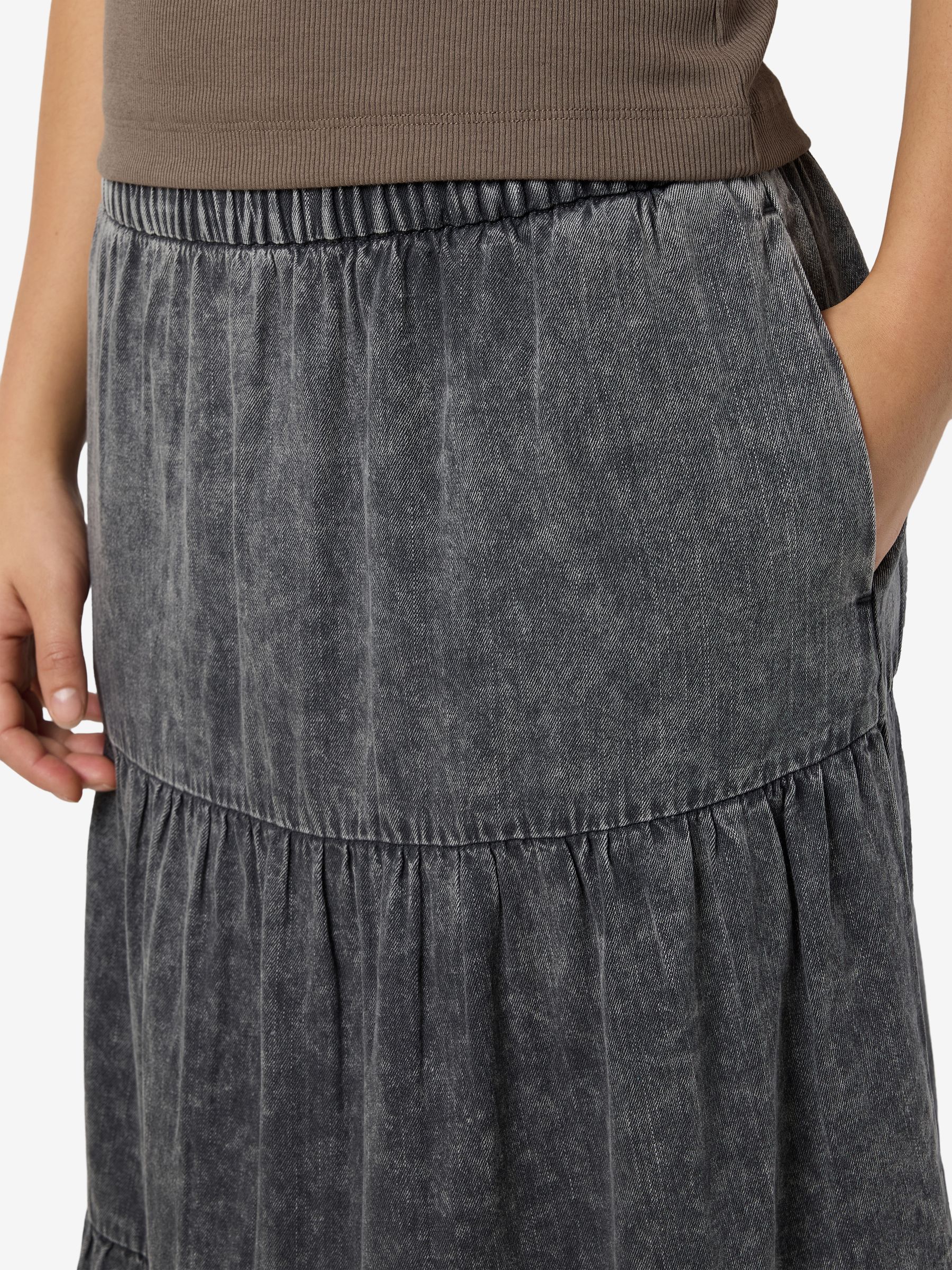 NOISY-MAY_SpringSummer2025_4777573_27034665_7.jpg Langer Rock mit Rüschen und Vintage Design