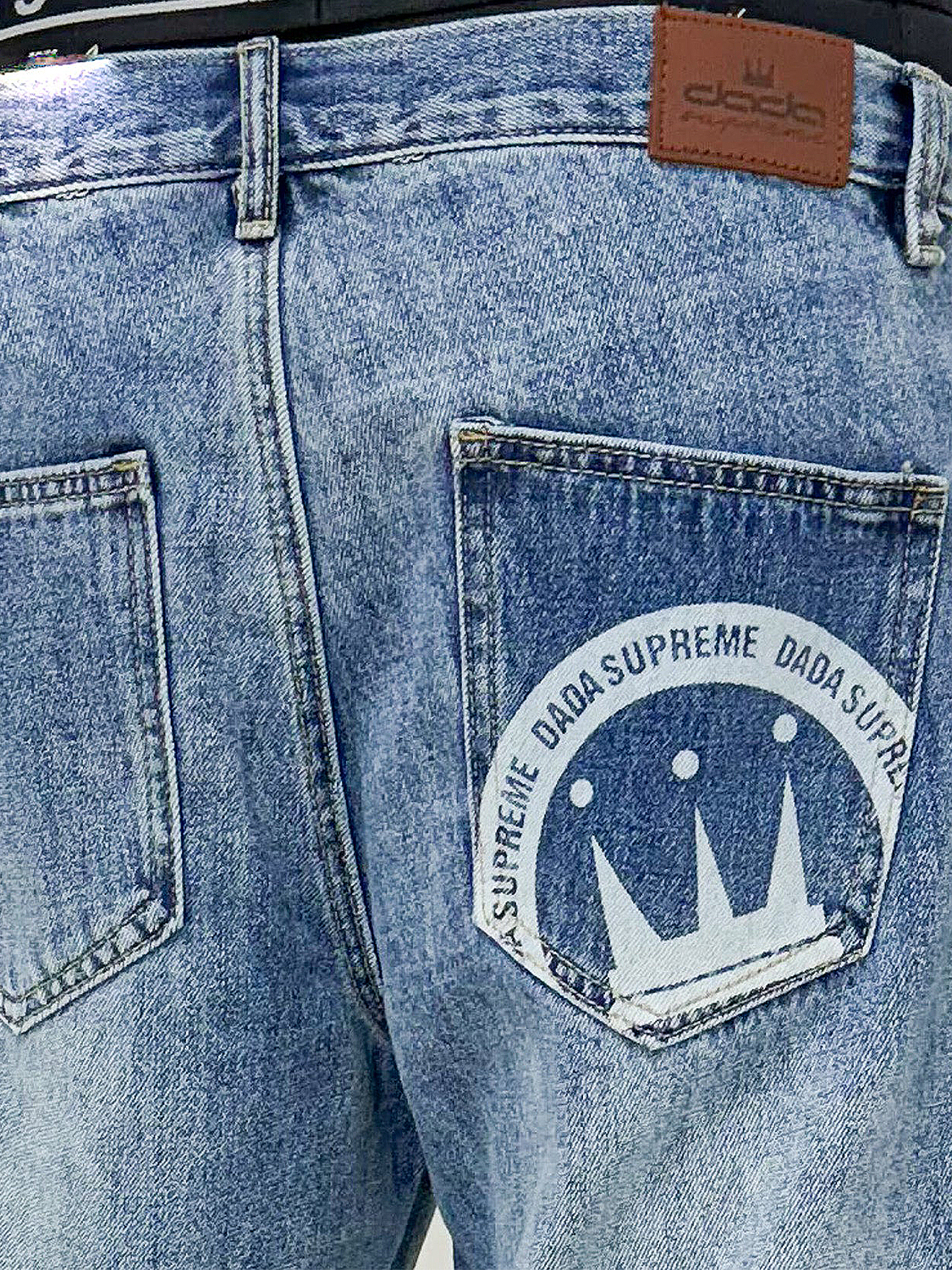 Jeans Shorts mit Coin Crown Print in Washed Denim Jeans Shorts mit Coin Crown Print in Washed Denim