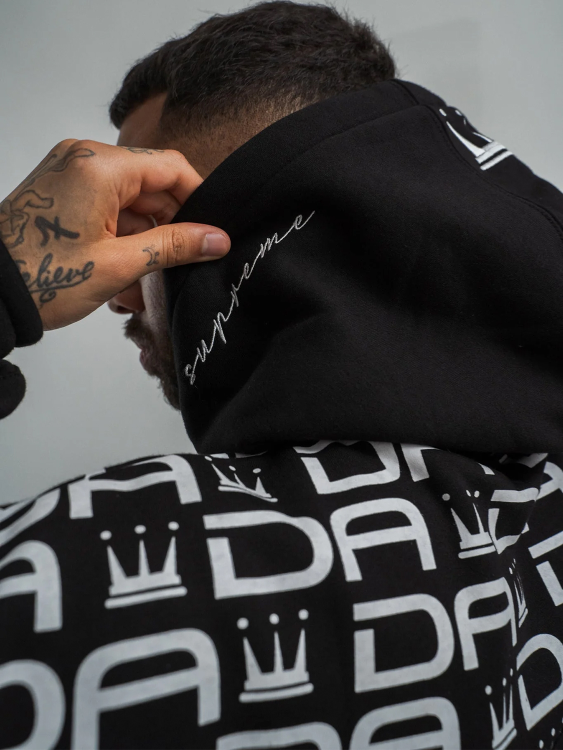 Oversize Hoodie mit Allover Logo Druck und Kapuze Oversize Hoodie mit Allover Logo Druck und Kapuze