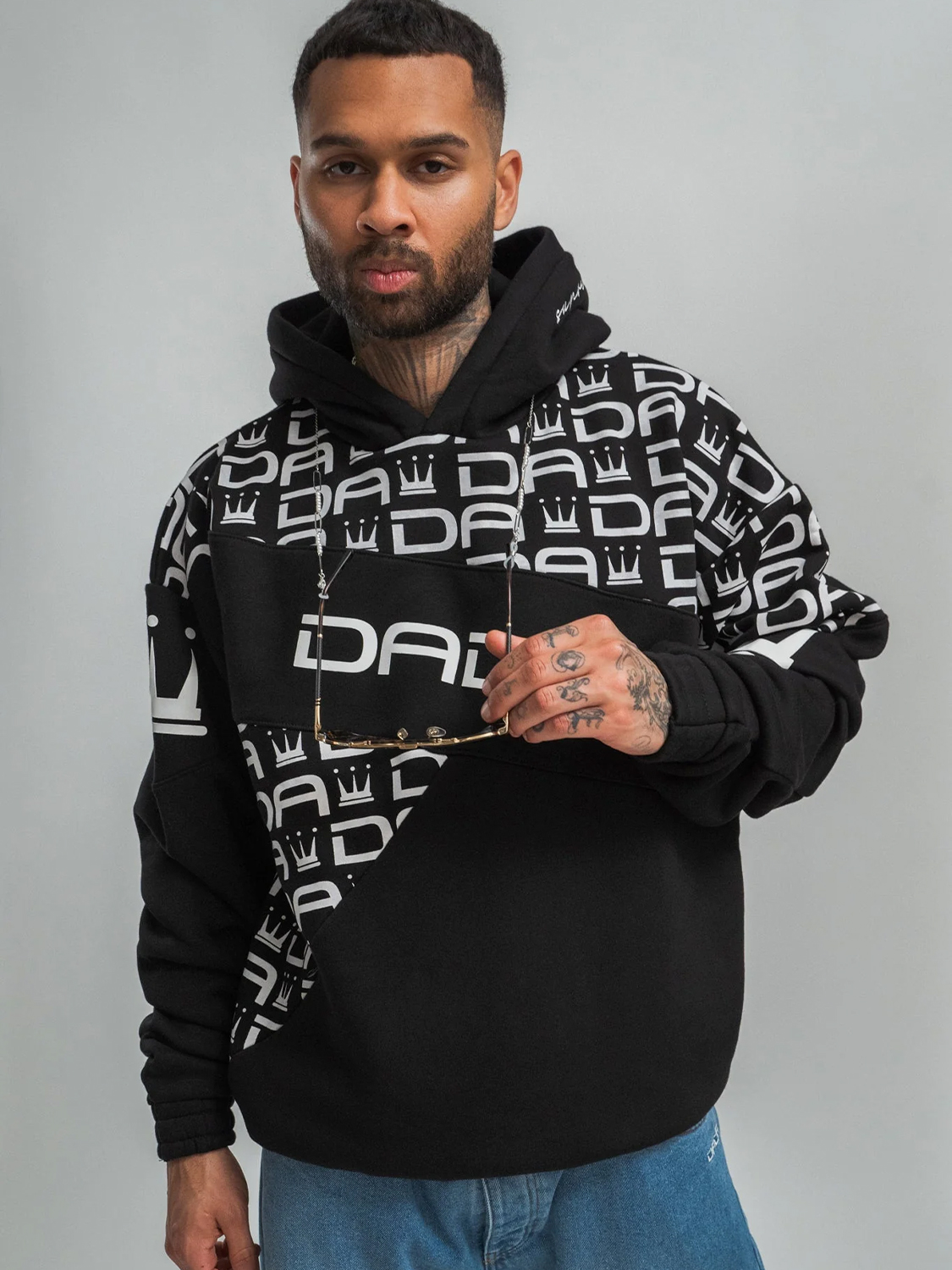 Oversize Hoodie mit Allover Logo Druck und Kapuze Oversize Hoodie mit Allover Logo Druck und Kapuze