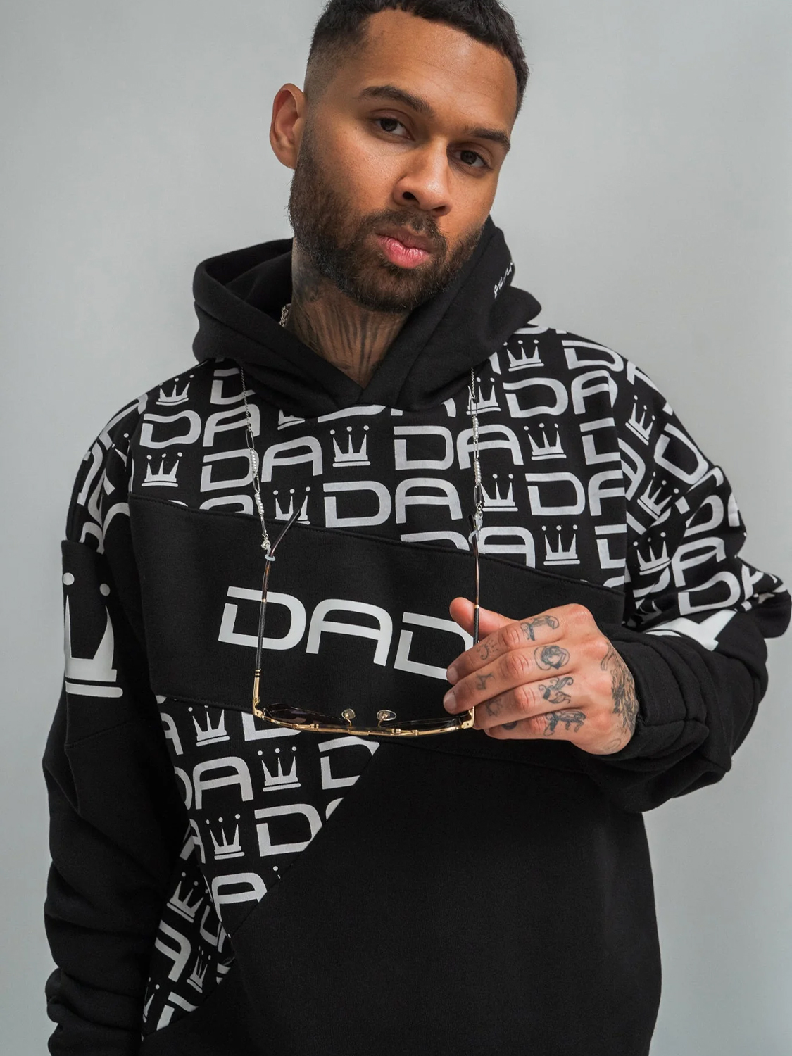 Oversize Hoodie mit Allover Logo Druck und Kapuze Oversize Hoodie mit Allover Logo Druck und Kapuze