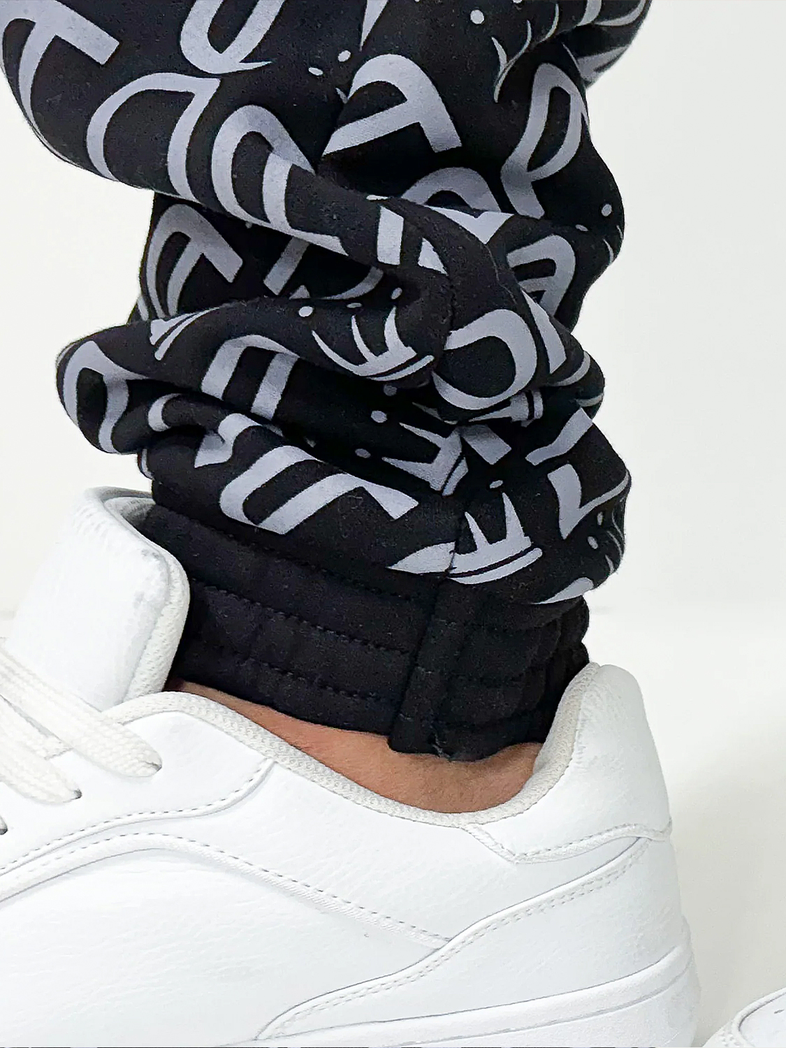 Baggy Design All Over Jogger mit Print und Bündchen Baggy Design All Over Jogger mit Print und Bündchen