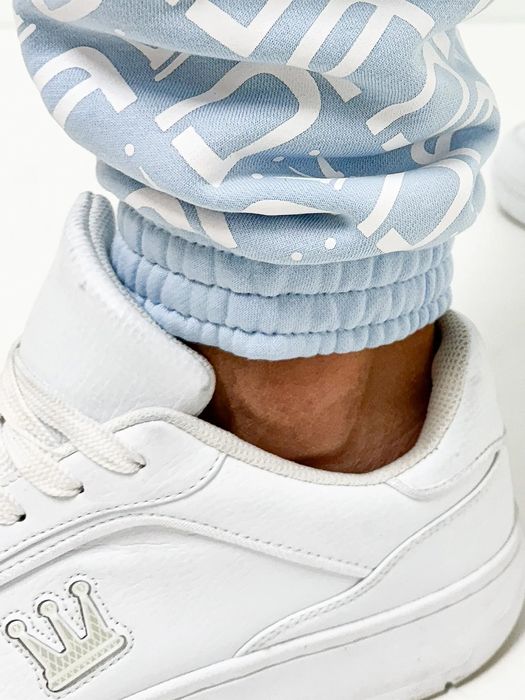 DADA Supreme DADA Supreme Baggy Design All Over Jogger mit Print und Bündchen – Blau, Bild 7