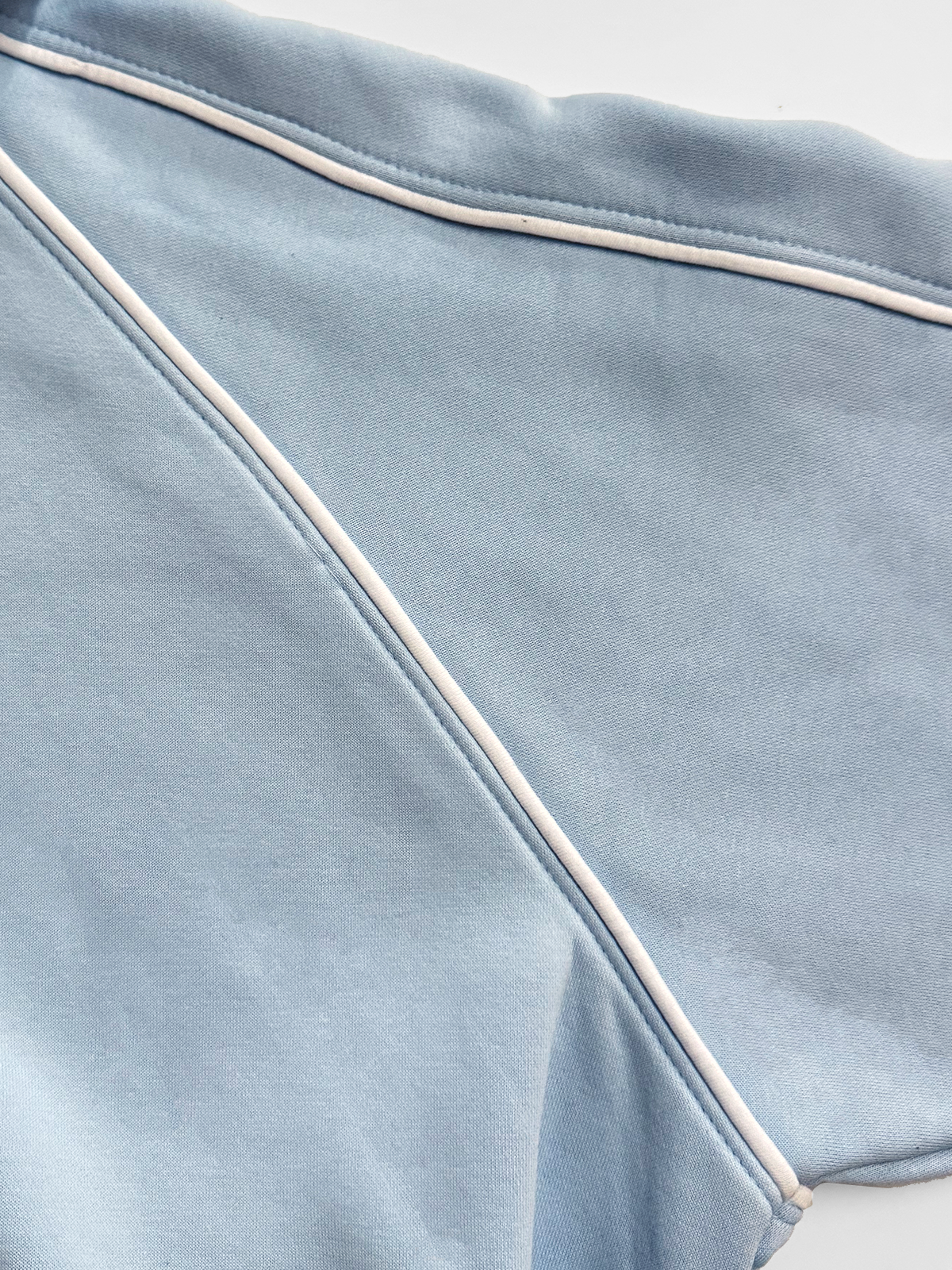 Hoodie Logo Kontrastdetails Stickereien Ärmeltasche Hoodie Logo Kontrastdetails Stickereien Ärmeltasche