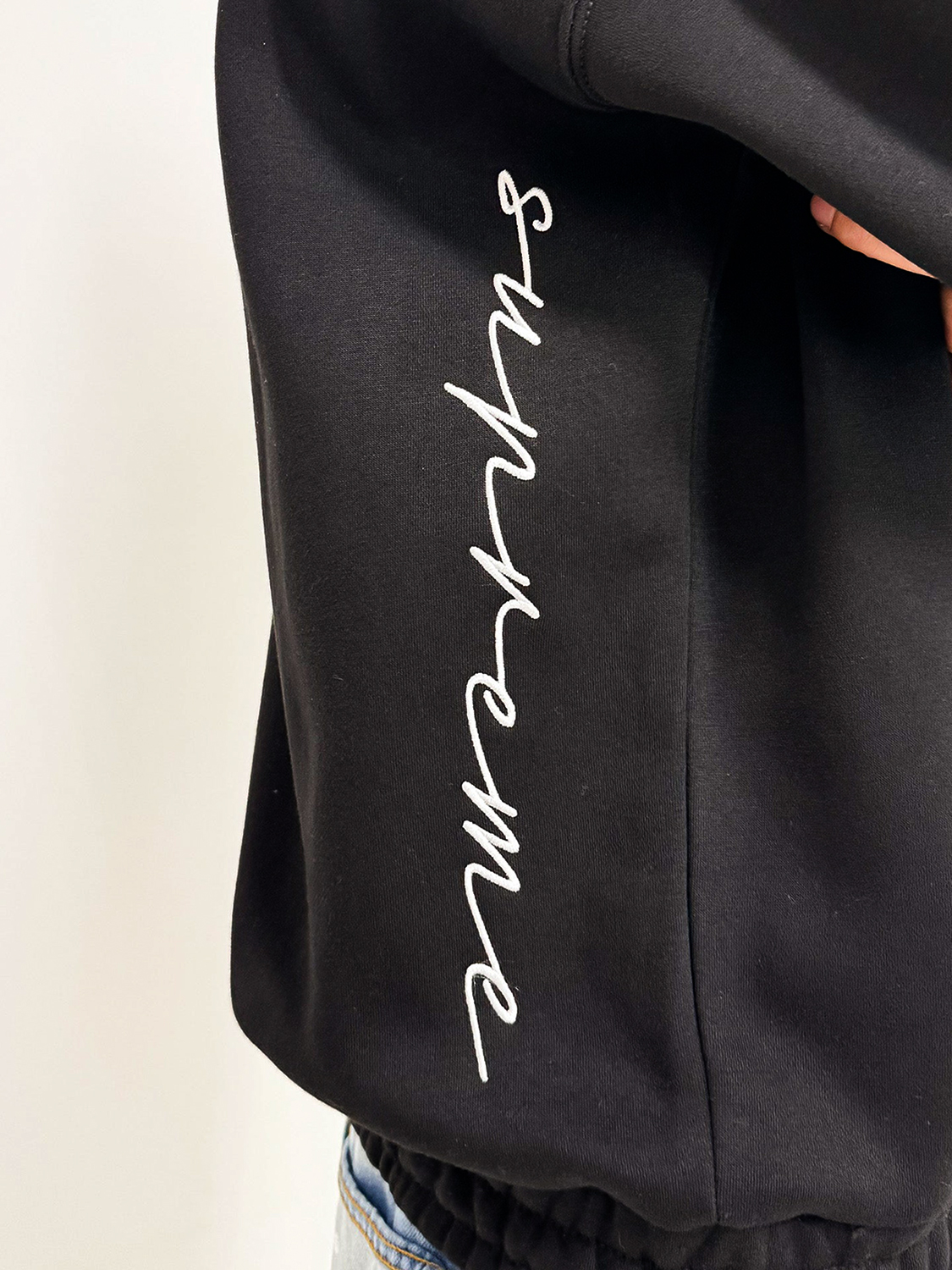 Oversize Hoodie mit Frottee Logo und Zip-Tasche am Ärmel Oversize Hoodie mit Frottee Logo und Zip-Tasche am Ärmel