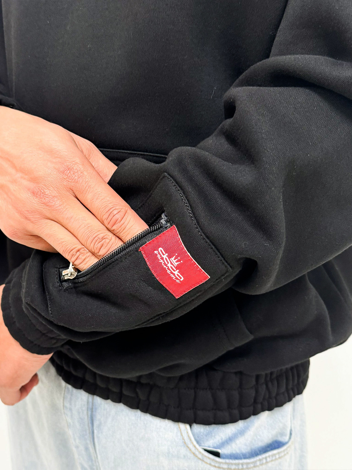 Oversize Hoodie mit Frottee Logo und Zip-Tasche am Ärmel Oversize Hoodie mit Frottee Logo und Zip-Tasche am Ärmel