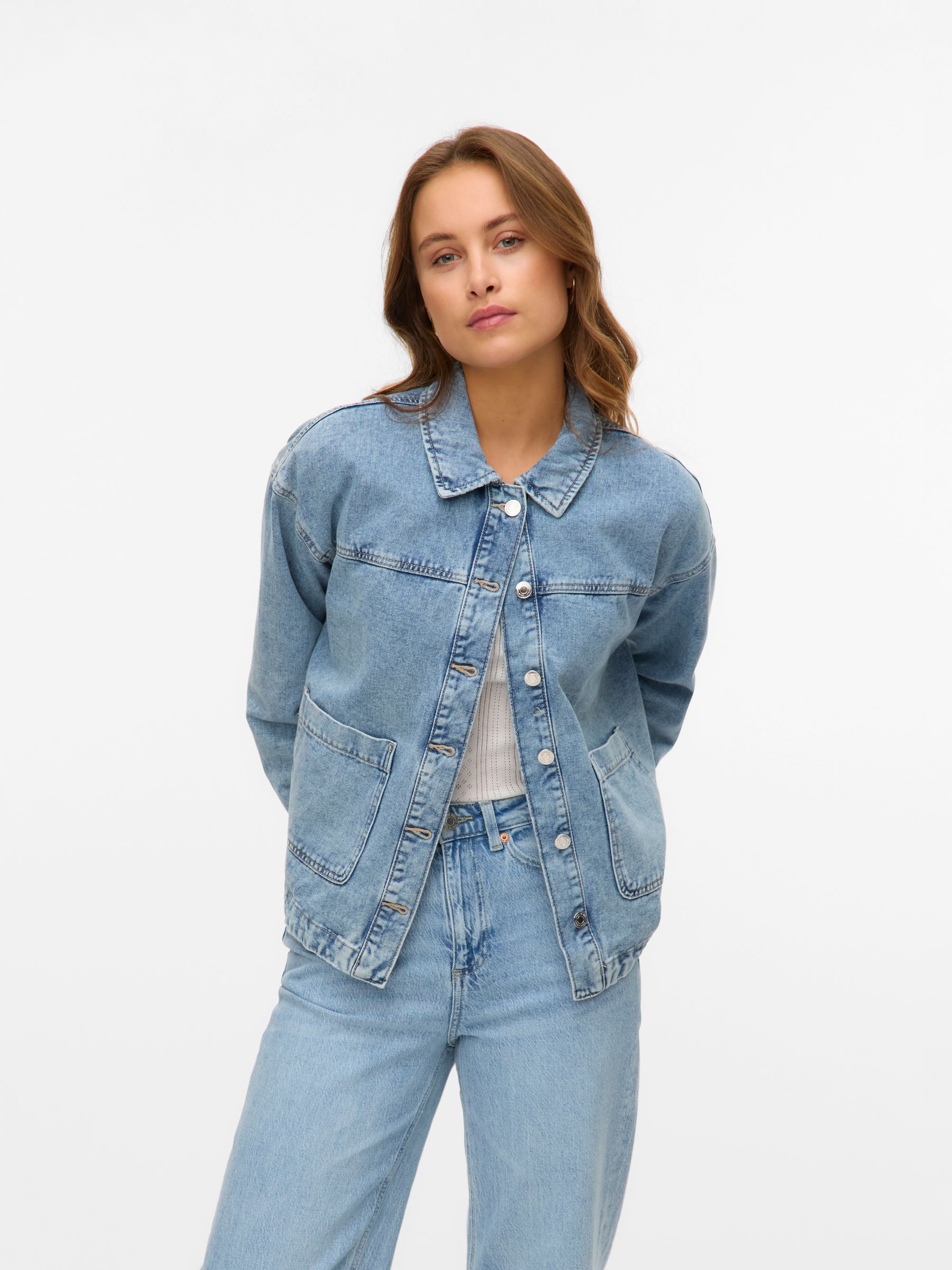 VERO-MODA_FallWinter2025_4788119_10331693_3.jpg Lässige Oversized Hemdjacke in Jeansoptik