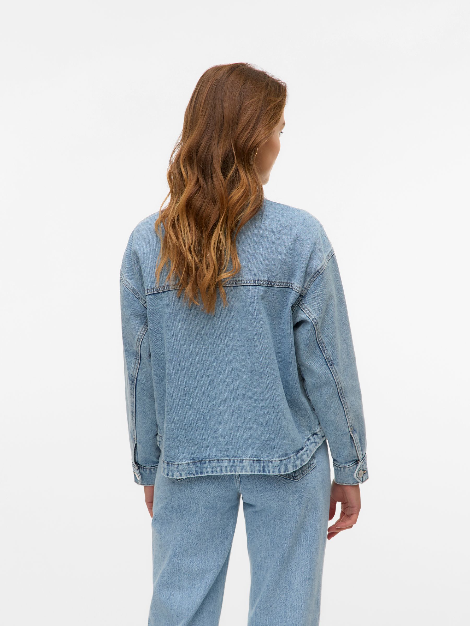 VERO-MODA_FallWinter2025_4788119_10331693_4.jpg Lässige Oversized Hemdjacke in Jeansoptik