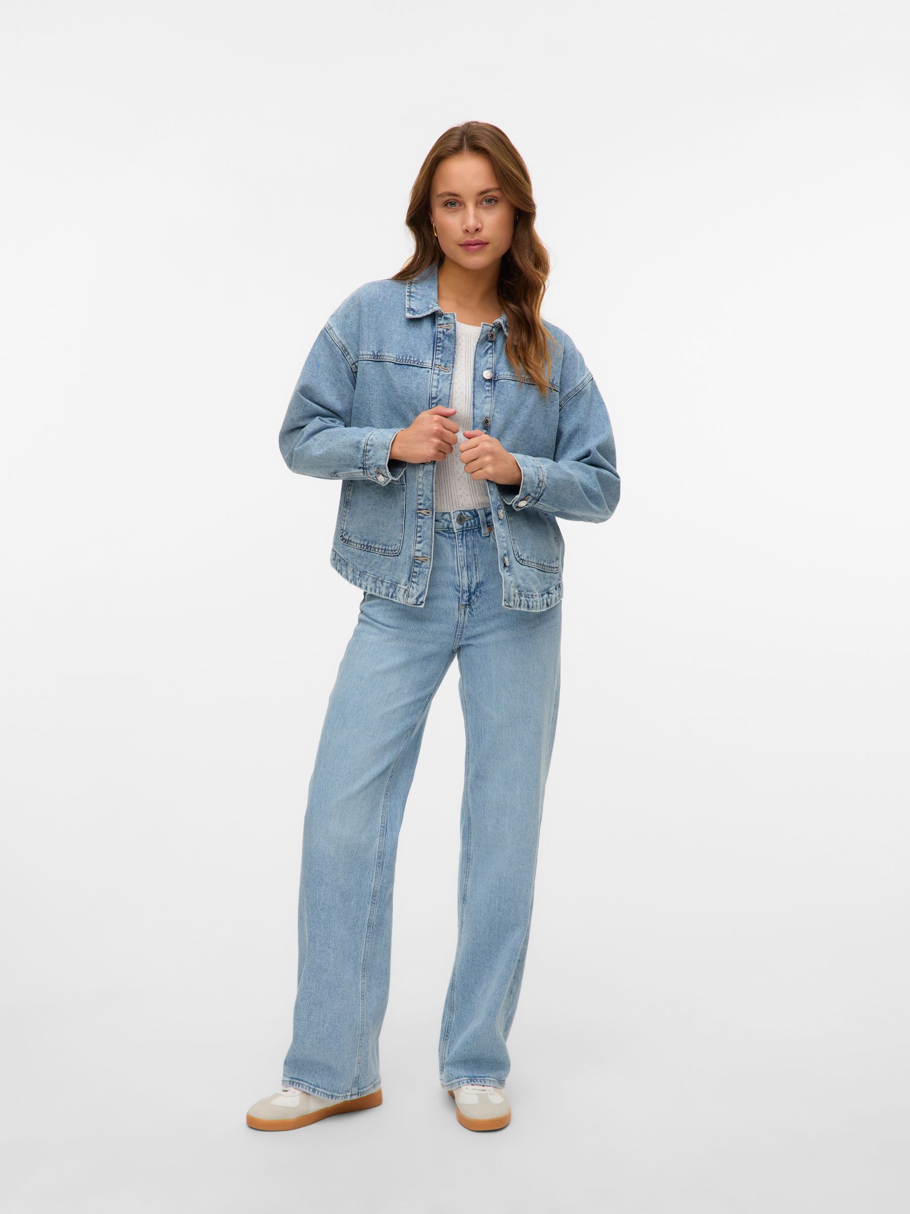 VERO-MODA_FallWinter2025_4788119_10331693_6.jpg Lässige Oversized Hemdjacke in Jeansoptik