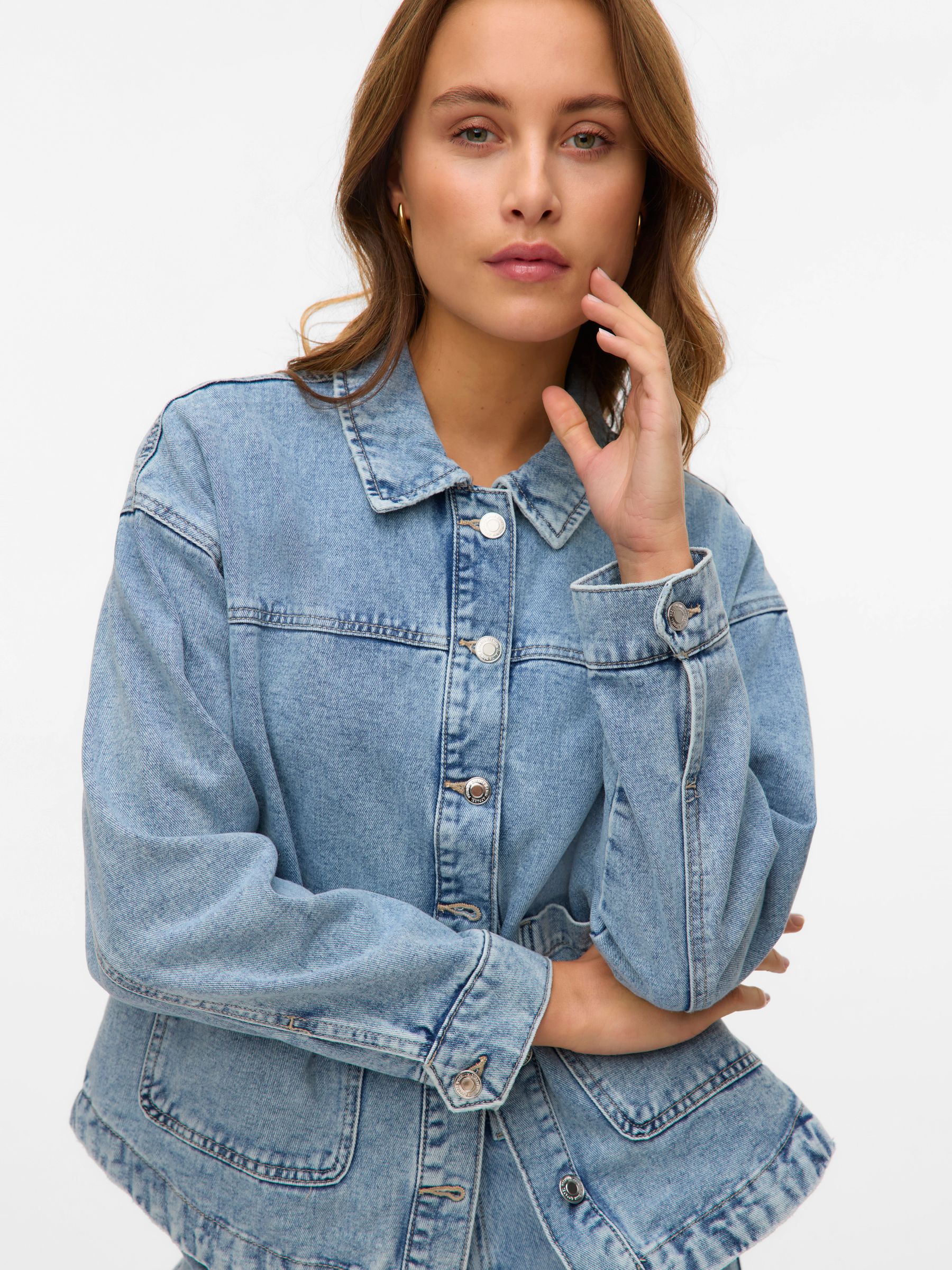 VERO-MODA_FallWinter2025_4788119_10331693_7.jpg Lässige Oversized Hemdjacke in Jeansoptik