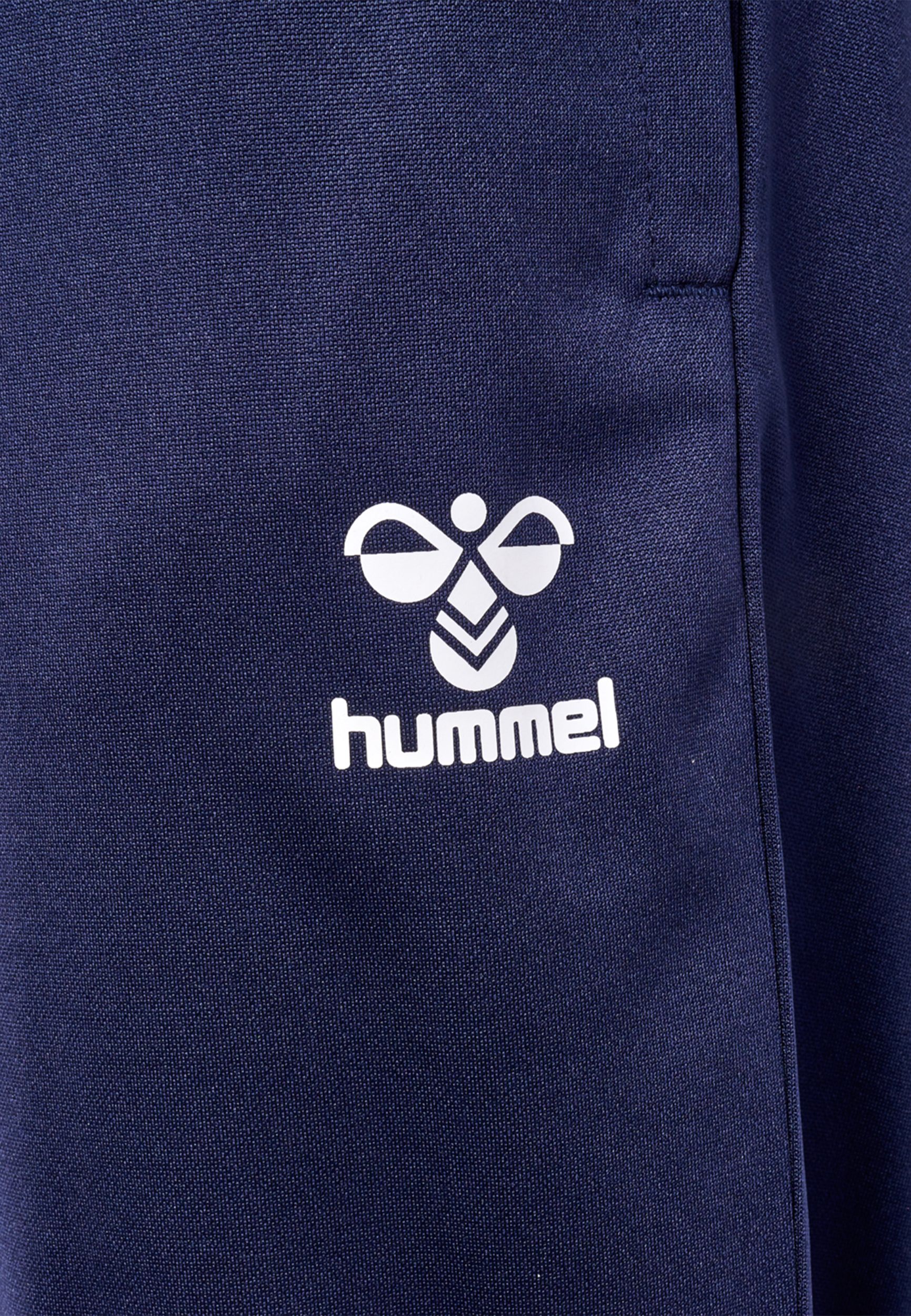 Trainingsanzug mit Reißverschlussjacke und Sporthose Trainingsanzug mit Reißverschlussjacke und Sporthose