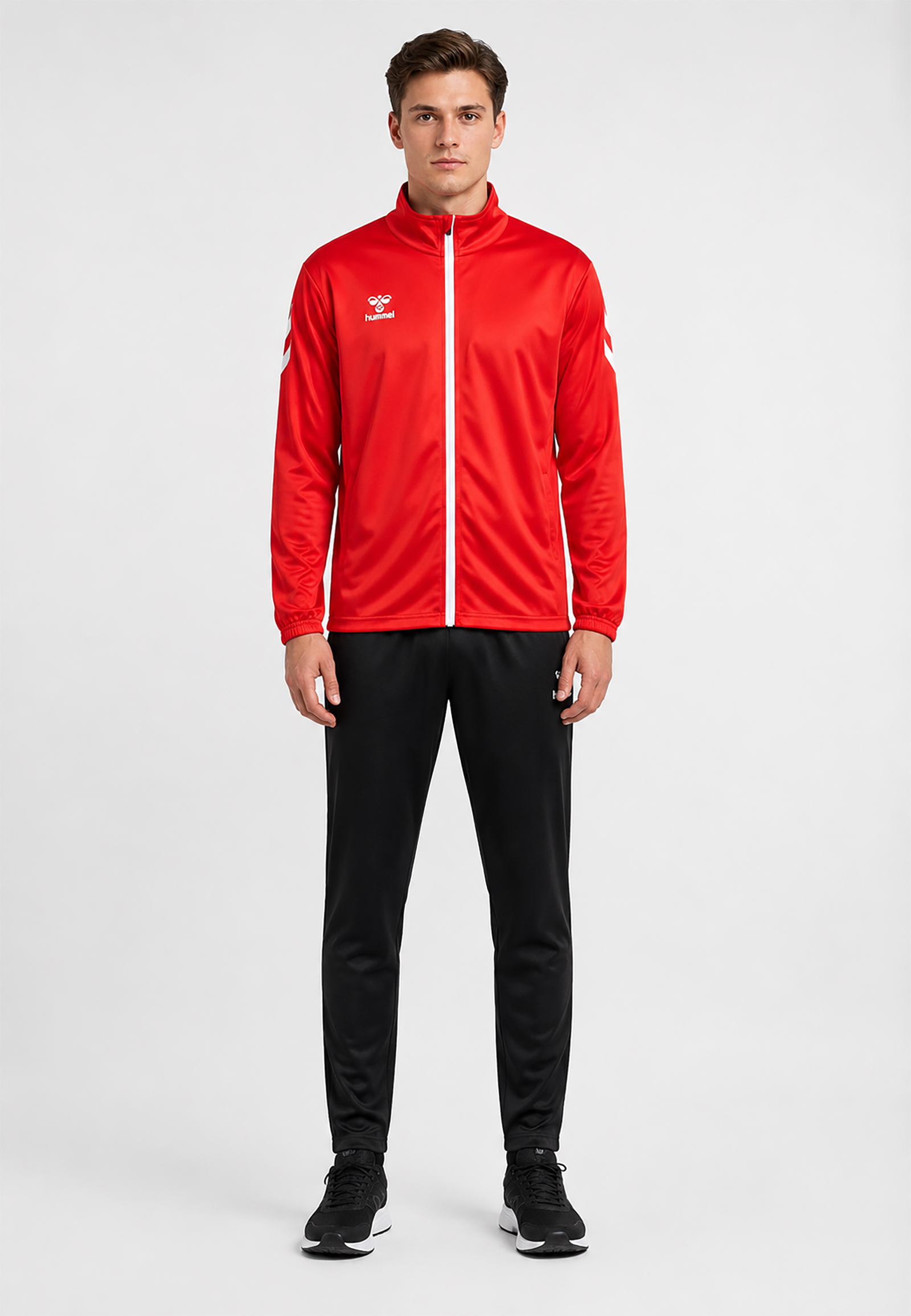 Trainingsanzug mit Reißverschlussjacke und Sporthose Trainingsanzug mit Reißverschlussjacke und Sporthose