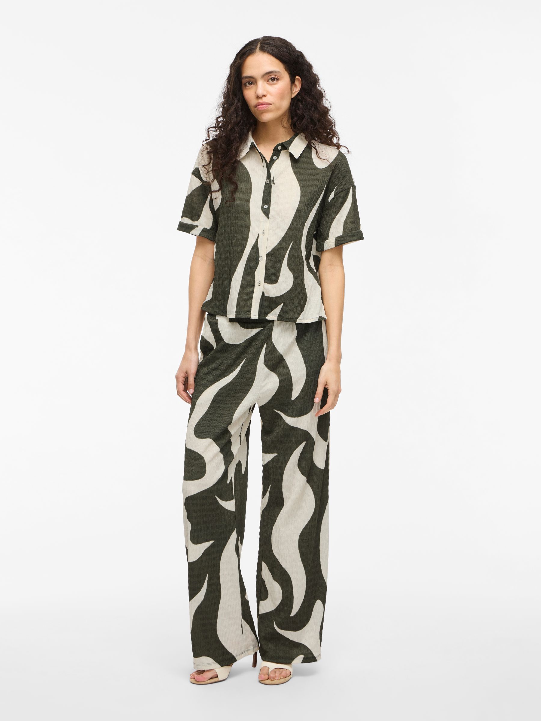 VILA_Springsummer_4751380_14107003_3.jpg Gemusterte Hemd Bluse mit Kragen und Knopfleiste