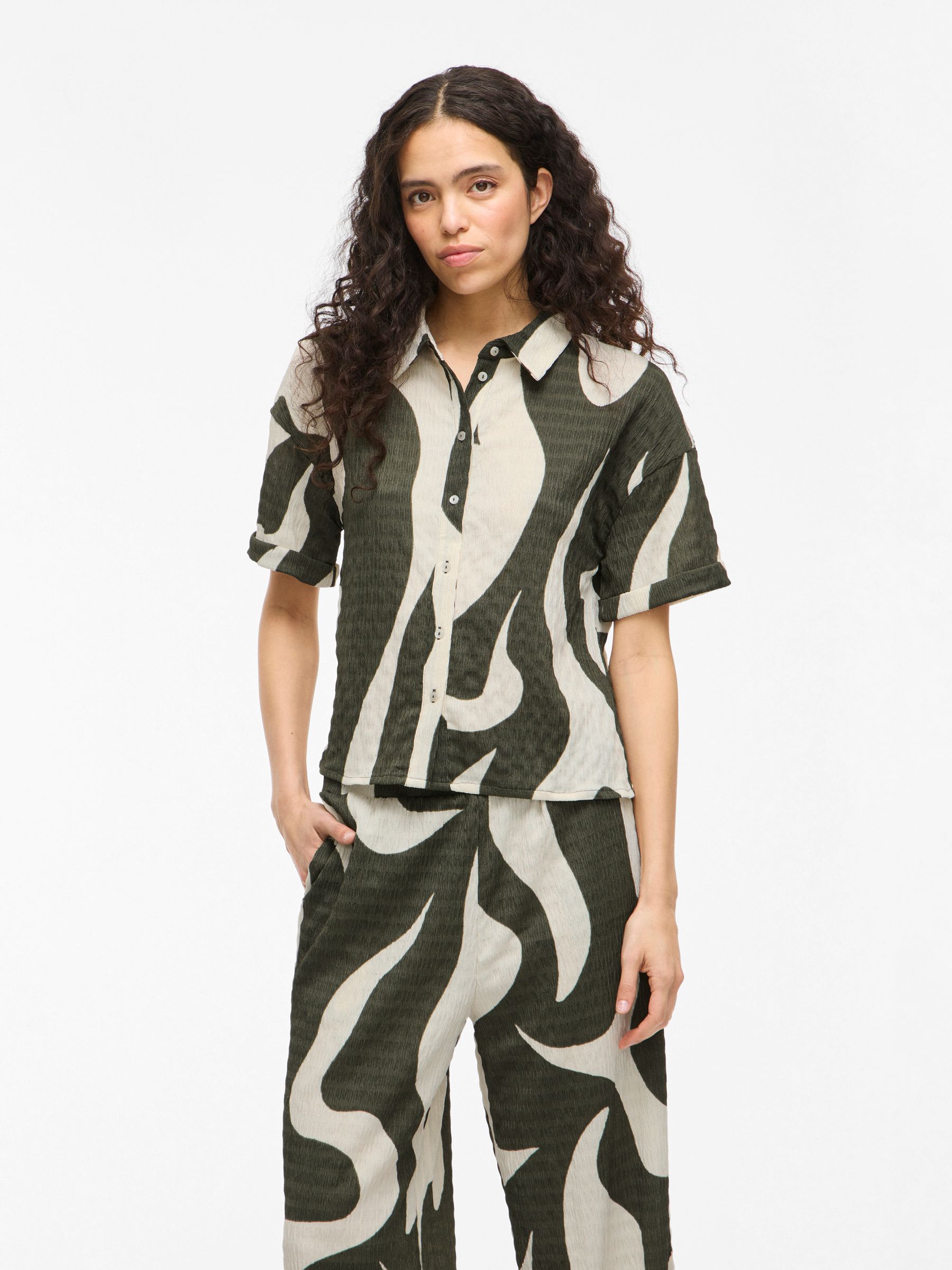VILA_Springsummer_4751380_14107003_4.jpg Gemusterte Hemd Bluse mit Kragen und Knopfleiste