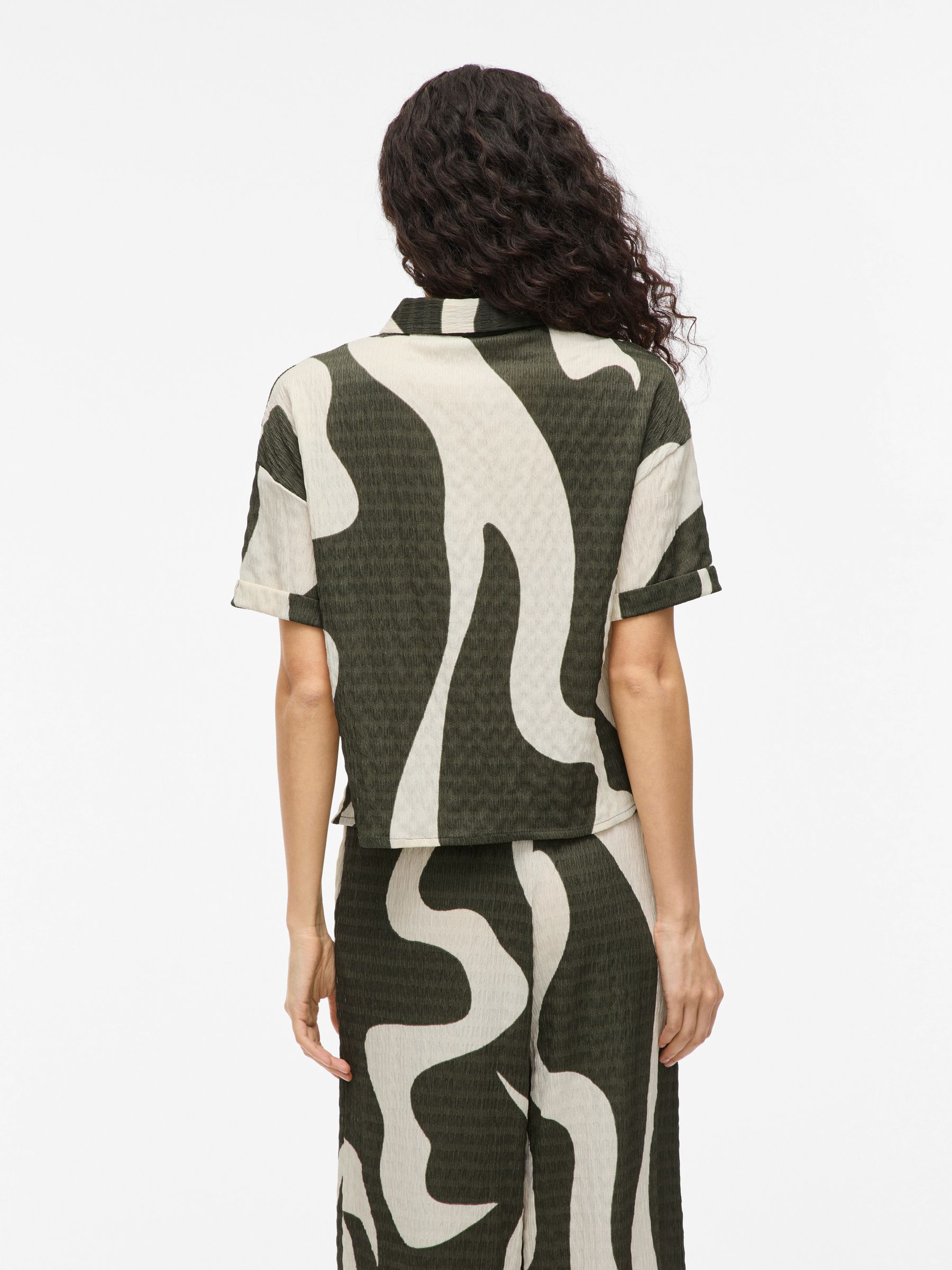 VILA_Springsummer_4751380_14107003_5.jpg Gemusterte Hemd Bluse mit Kragen und Knopfleiste