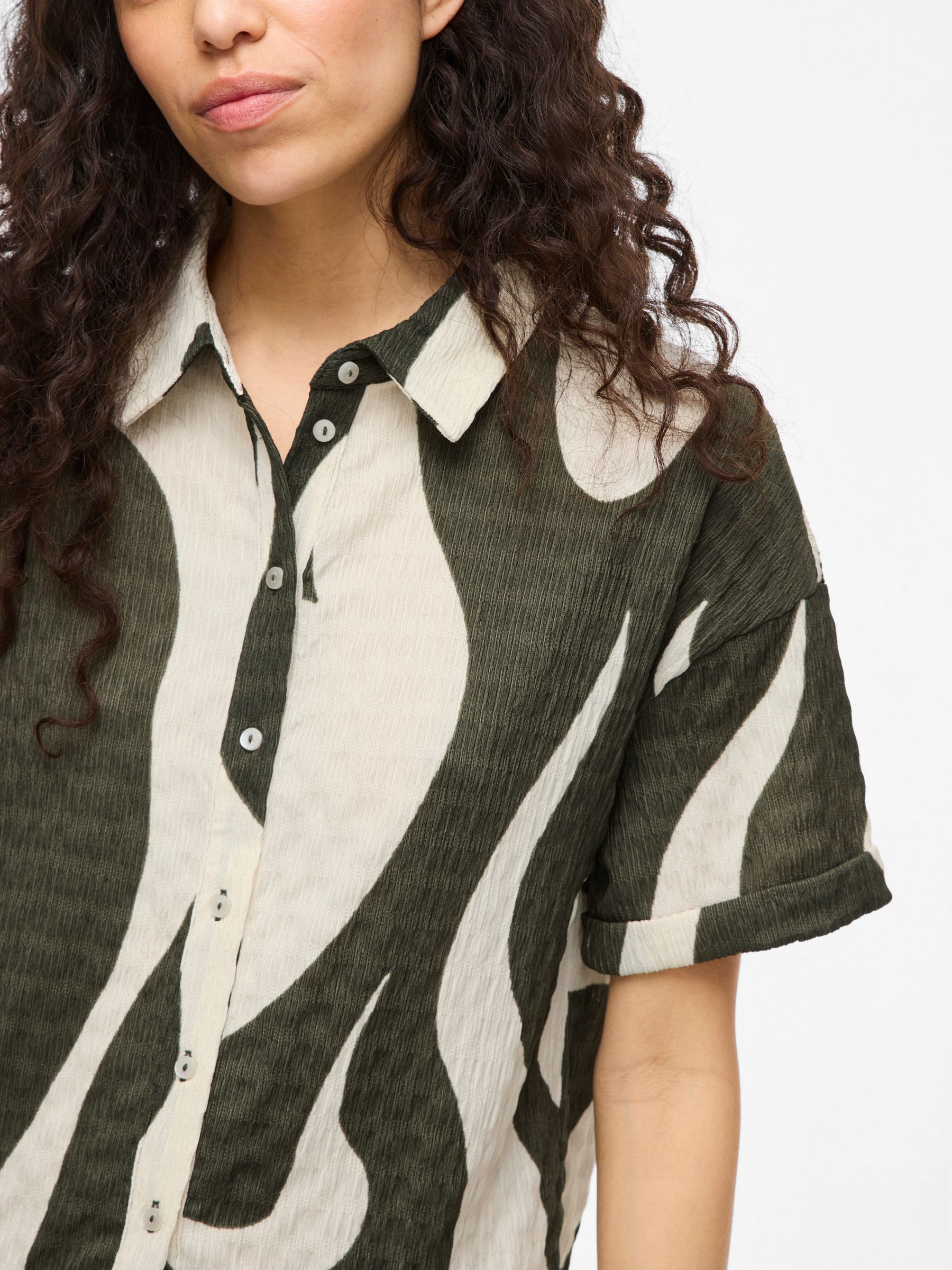VILA_Springsummer_4751380_14107003_6.jpg Gemusterte Hemd Bluse mit Kragen und Knopfleiste