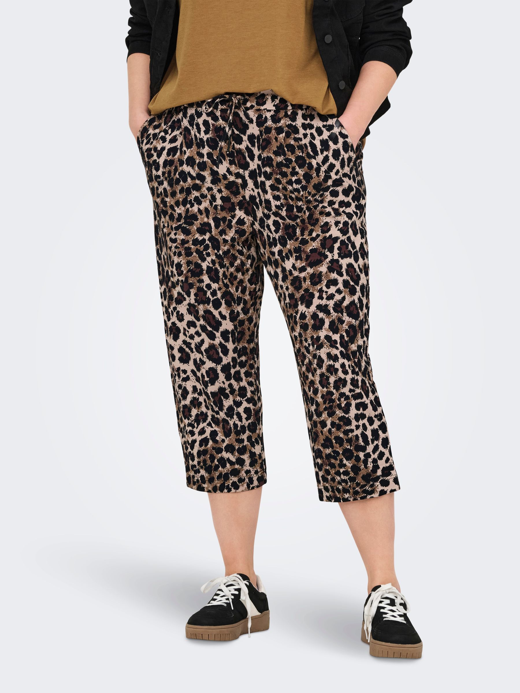 ONLY-CARMAKO_Springsummer_4775774_15350552_3.jpg Capri Hose mit Kordelzug und Leopardenmuster