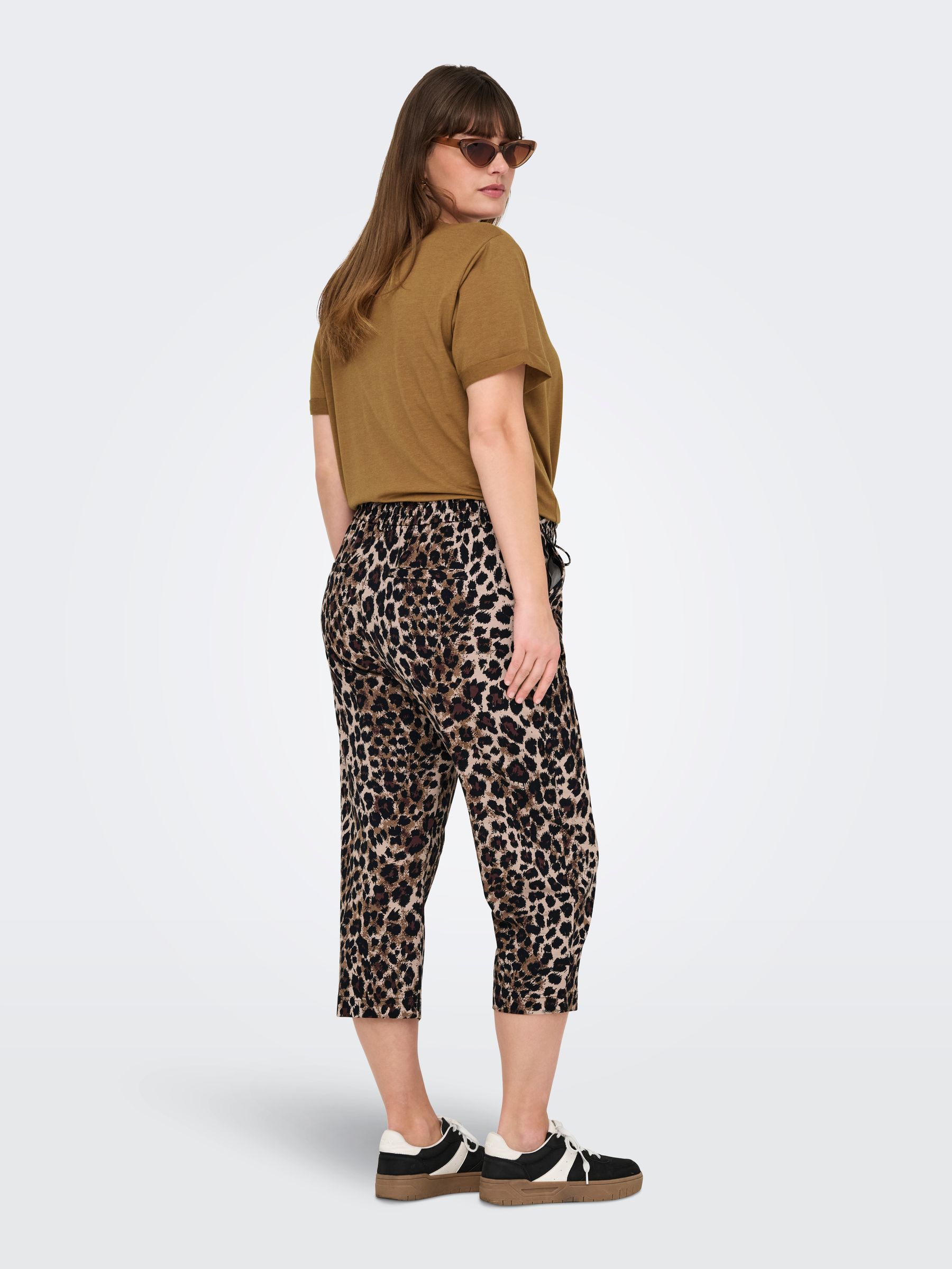 ONLY-CARMAKO_Springsummer_4775774_15350552_5.jpg Capri Hose mit Kordelzug und Leopardenmuster