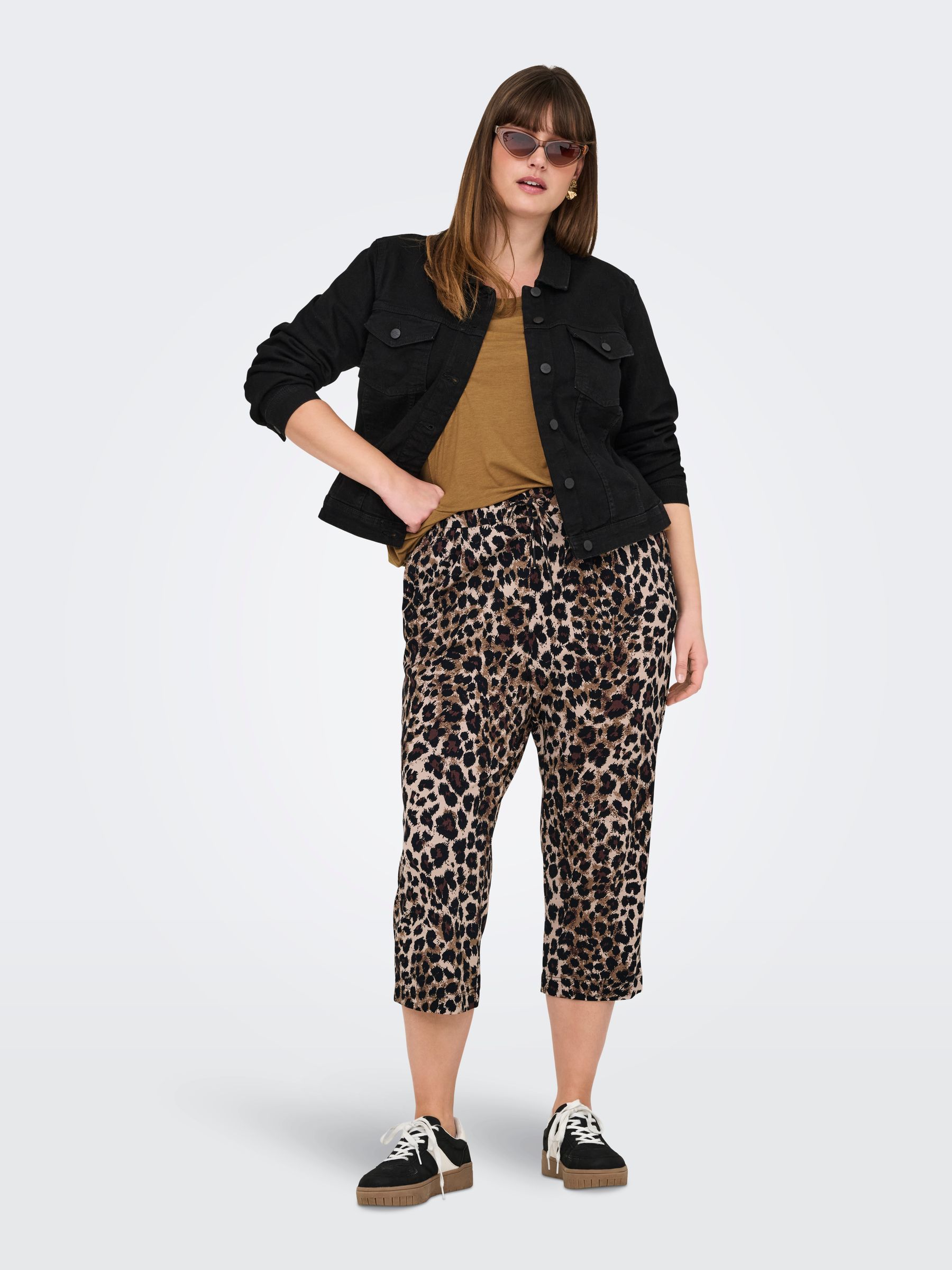 ONLY-CARMAKO_Springsummer_4775774_15350552_6.jpg Capri Hose mit Kordelzug und Leopardenmuster