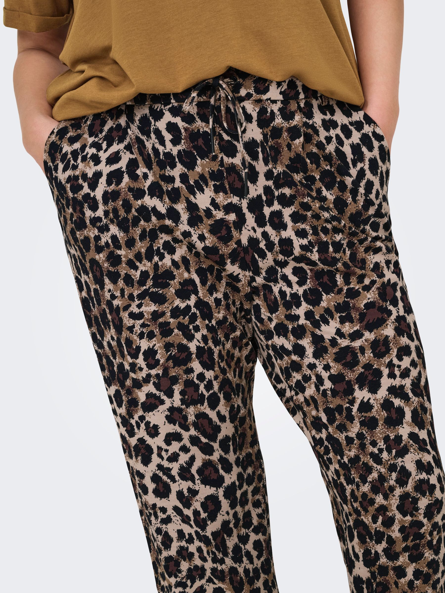 ONLY-CARMAKO_Springsummer_4775774_15350552_7.jpg Capri Hose mit Kordelzug und Leopardenmuster
