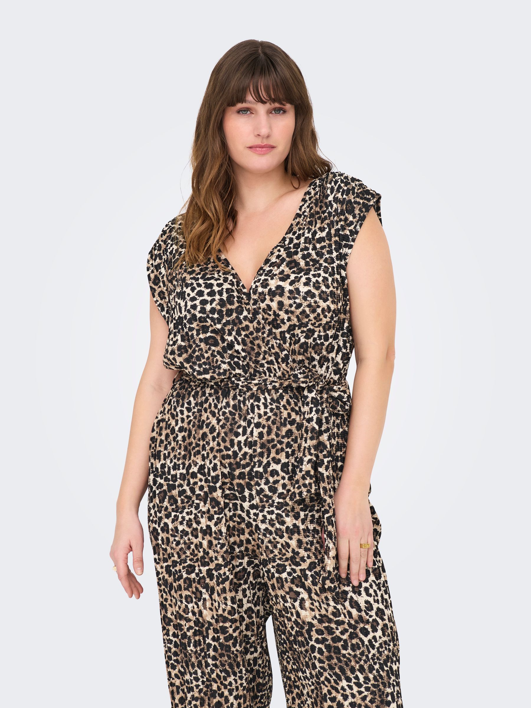 ONLY-CARMAKO_SpringSummer2023_4786300_15295536_7.jpg Legerer Jumpsuit Leopardenmuster mit V-Ausschnitt