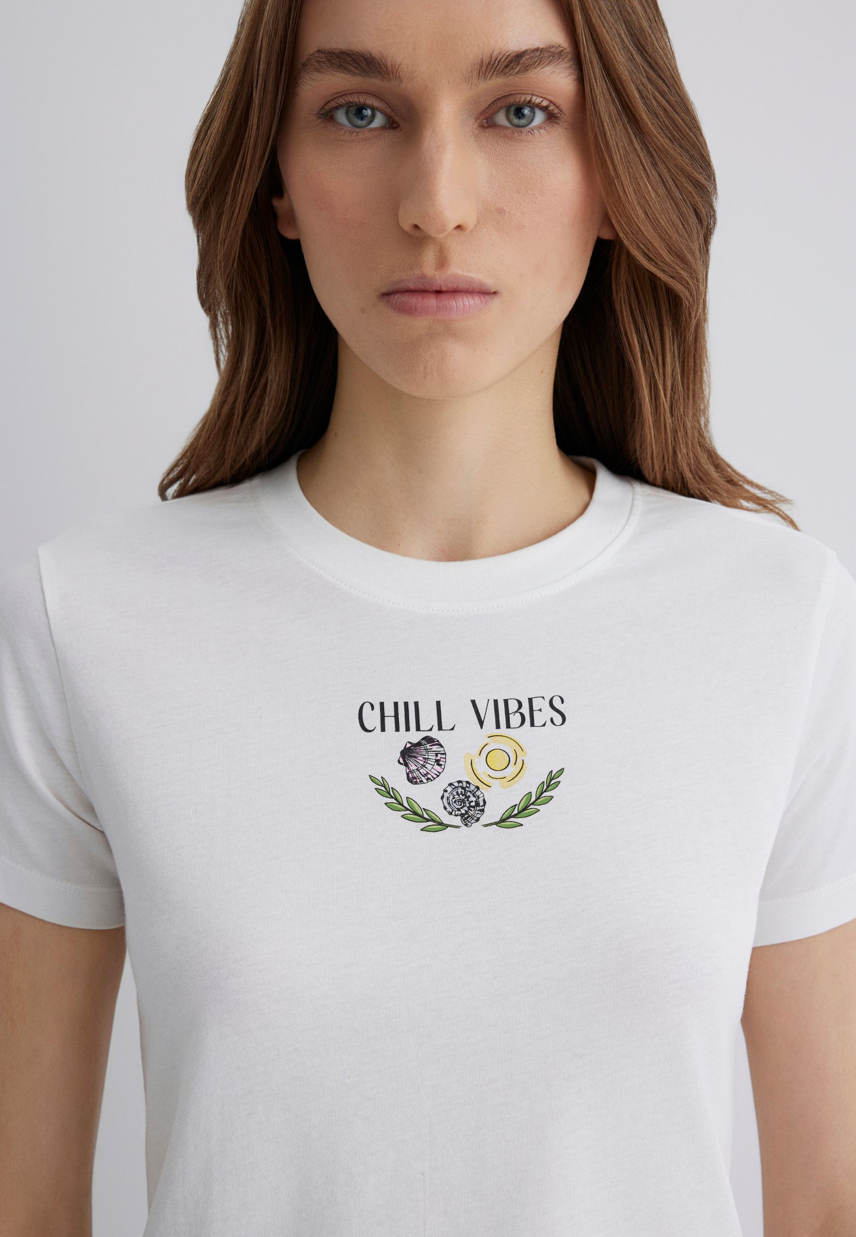 Mavi_25Summer1_antique-white_1613191-70057_3.jpg Print Design T-Shirt mit Urlaub-Motiv, Rundhals
