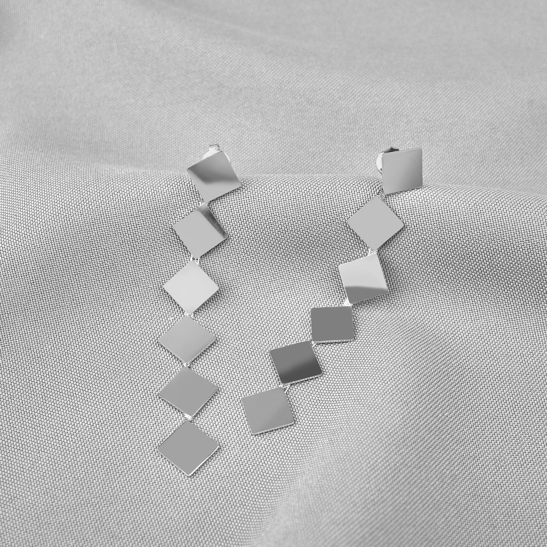 Lange Ohrstecker mit geometrischen Anhängern Lange Ohrstecker mit geometrischen Anhängern